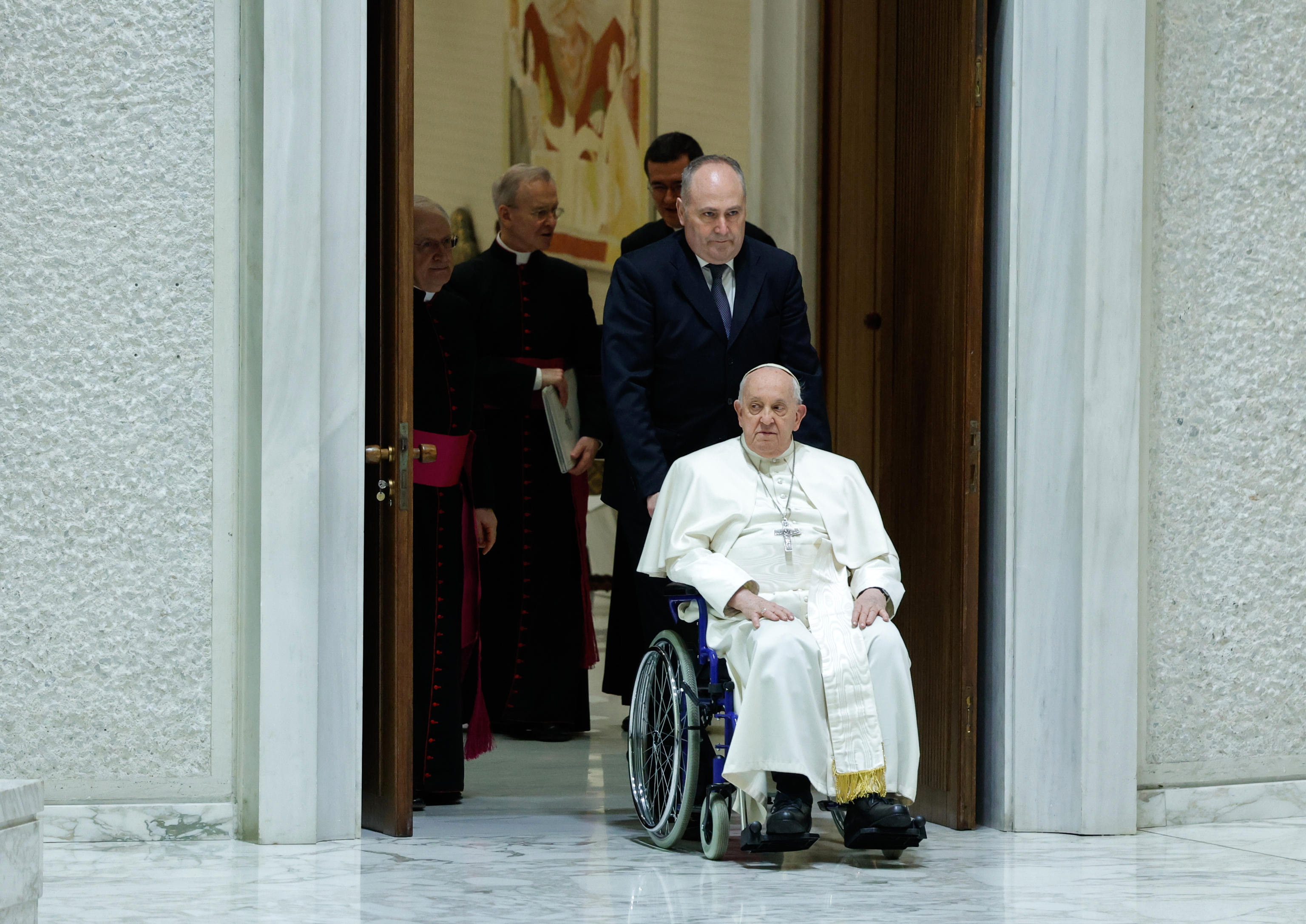“Que se vaya pronto al cielo”: critican a curas por bromear sobre la salud del papa