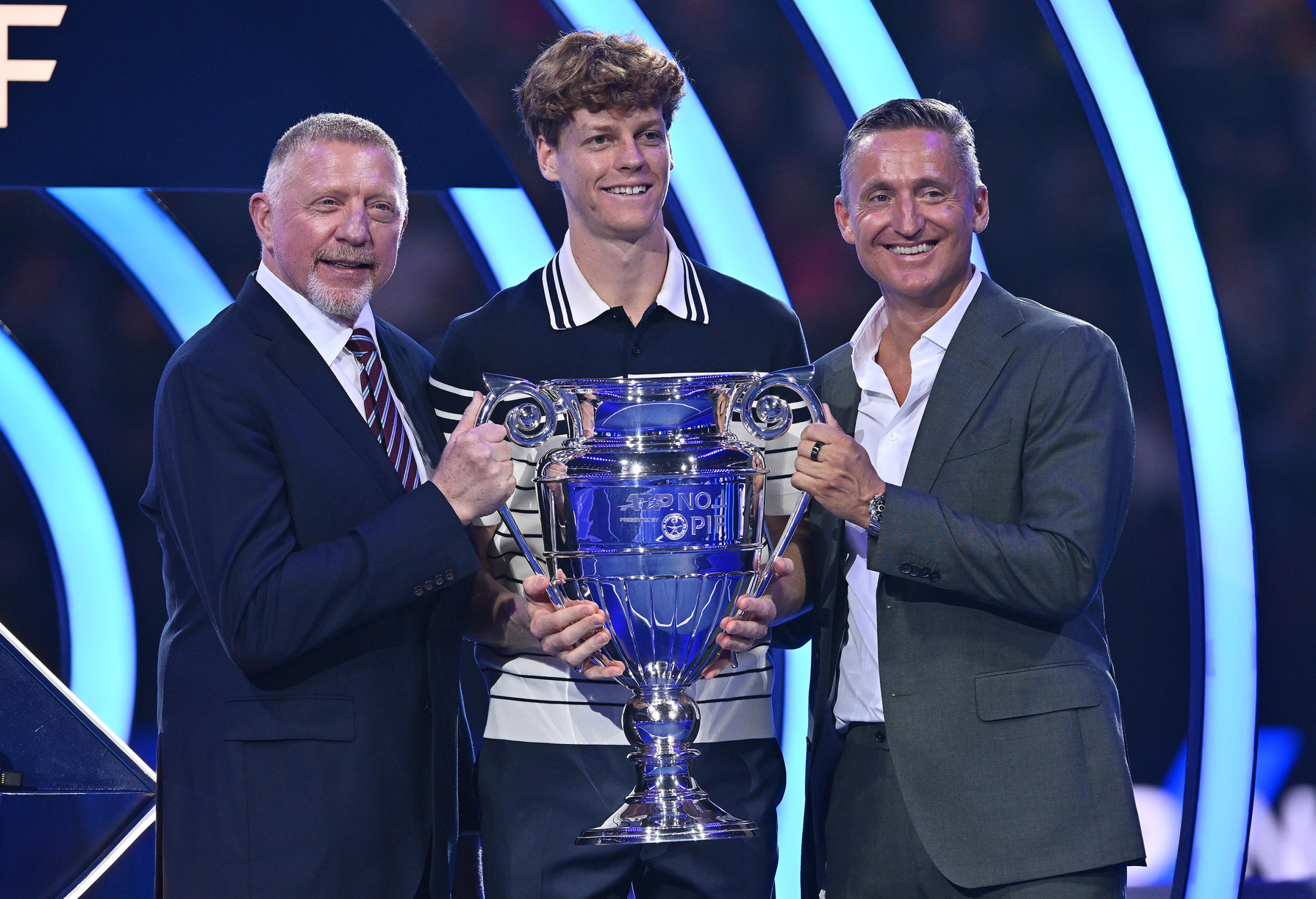 Turin (Italy), 11/11/2024.- Andrea Gaudenzi (R), president ATP and German former tennis player Boris Becker (L) hand over to Jannik Sinner of Italy the trophy as best ranking ATP player in 2024 at the Nitto ATP Finals in Turin, Italy, 11 November 2024. (Tenis, Italia) EFE/EPA/ALESSANDRO DI MARCO