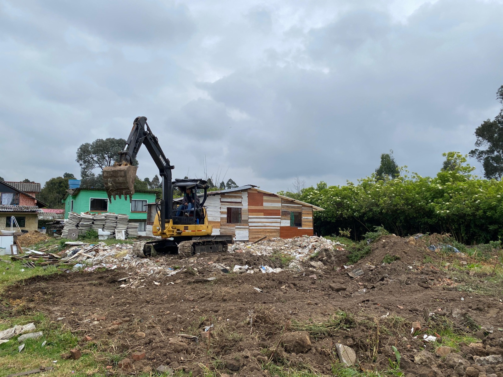 Paran construcción en Chía por uso de residuos contaminantes para rellenar terreno