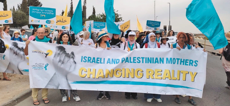 Mujeres que trabajan por la paz fue fundada después de la guerra de 2014 en Gaza. Se identifican con el color turquesa, mezcla entre el azul y el verde, como símbolo de inclusión y esperanza.  / Archivo particular