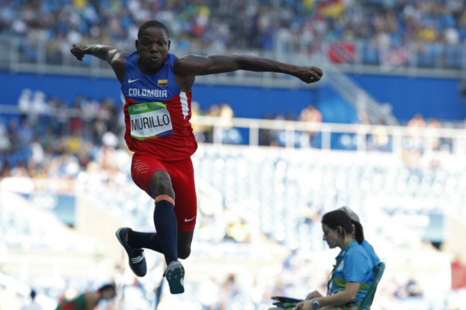 El colombiano Jhon Murillo durante la prueba de clasificación del salto triple. / AFP