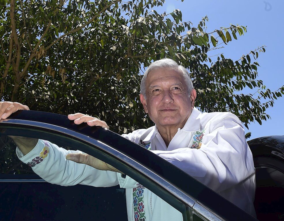 Polémica en México por saludo de López Obrador a la madre del Chapo Guzmán