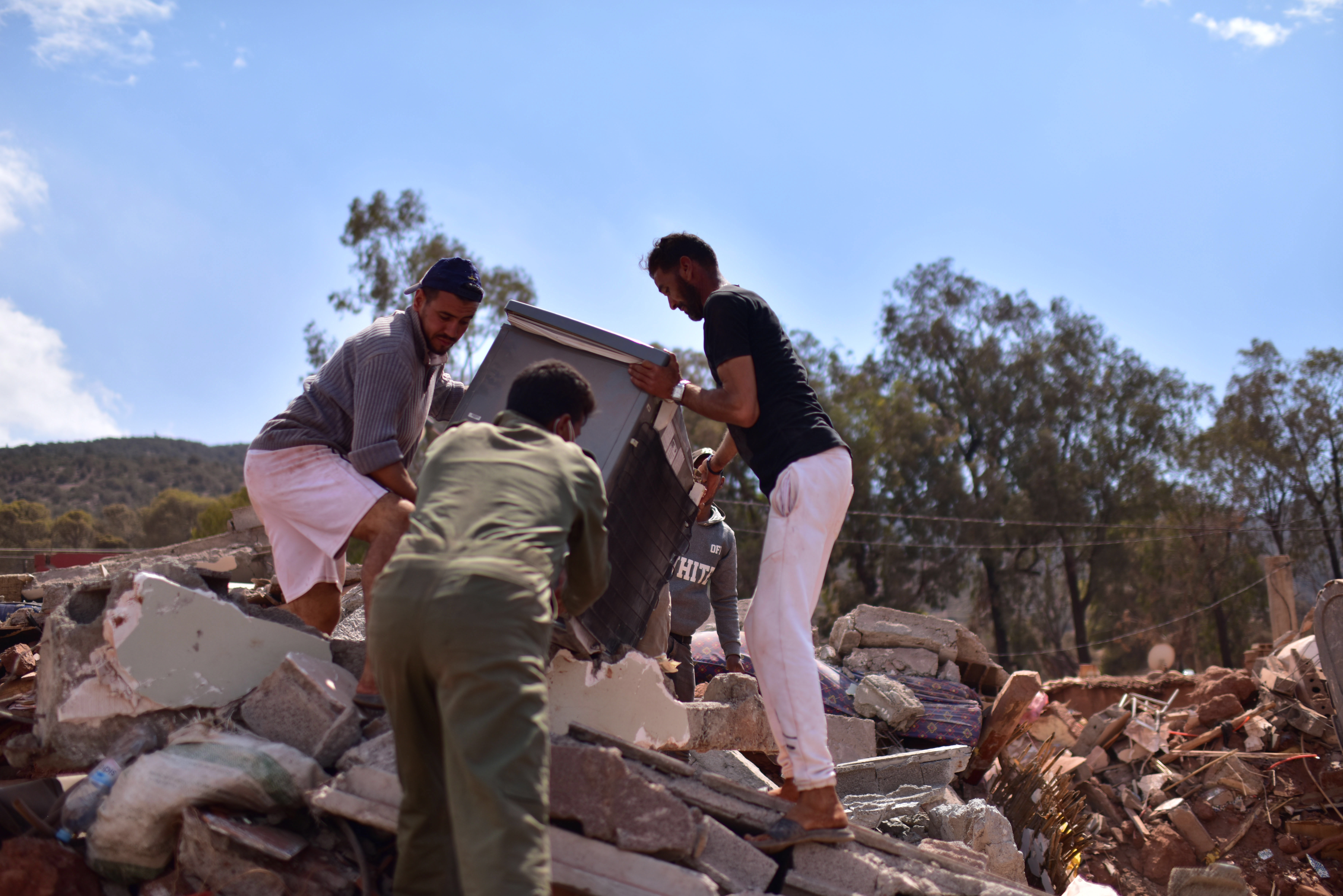 Ouercane (Morocco), 12/09/2023.- Local residents remove their belongings from a collapsed building during clean-up work in Ouercane, Morocco, 12 September 2023. The magnitude 6.8 earthquake that struck central Morocco late 08 September has killed more than 2,800 people, damaging buildings from villages and towns in an area stretching from the Atlas Mountains to Marrakesh, according to the country's Interior Ministry. Morocco's King Mohammed VI on 09 September declared a three-day national mourning for the victims of the earthquake. (Terremoto/sismo, Marruecos) EFE/EPA/JALAL MORCHIDI