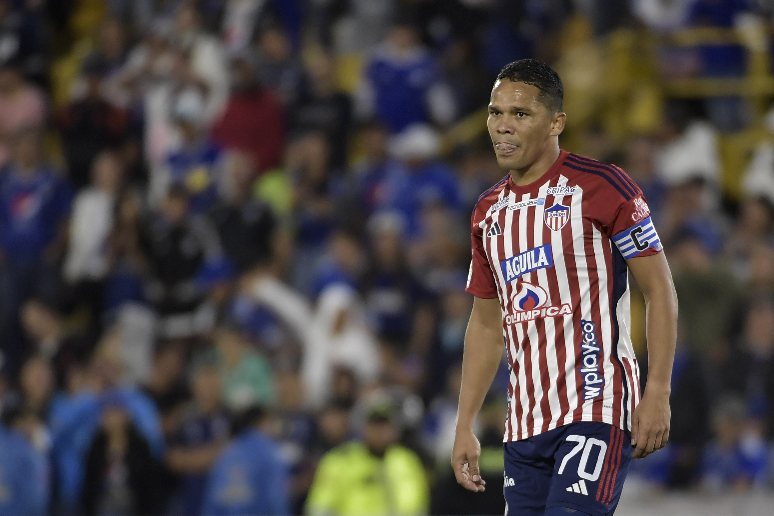 Jugador del Junior de Barranquilla durante el compromiso de cuadrangulares ante Millonarios en el estadio El Campin de la capital