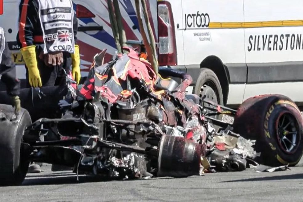Video: Hamilton chocó a Max Verstappen y lo hizo abandonar en Silverstone