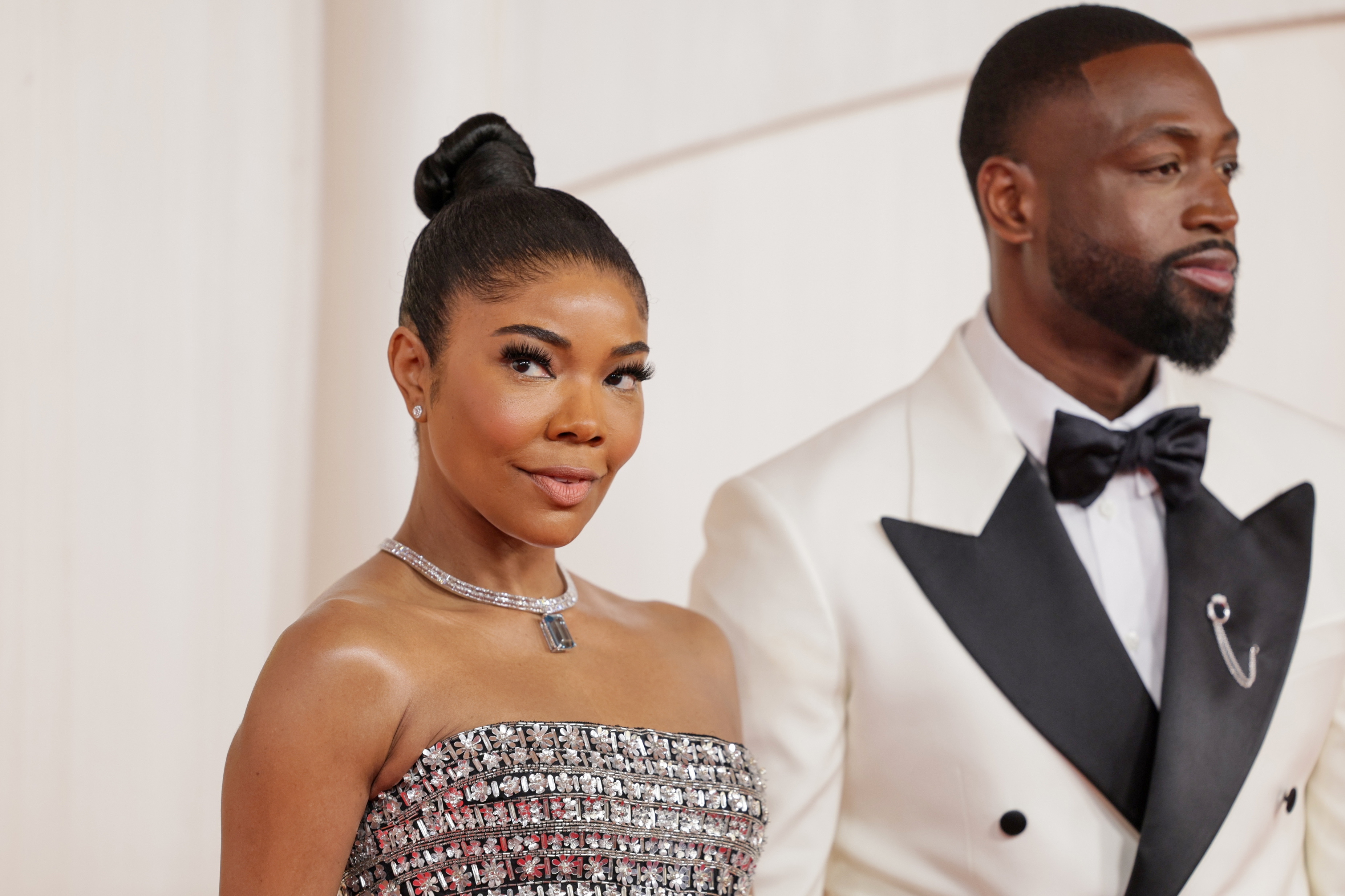 Los Angeles (United States), 10/03/2024.- Gabrielle Union-Wade and Dwyane Wade (L-R) arrive for the 96th annual Academy Awards ceremony at the Dolby Theatre in the Hollywood neighborhood of Los Angeles, California, USA, 10 March 2024. The Oscars are presented for outstanding individual or collective efforts in filmmaking in 23 categories. EFE/EPA/ALLISON DINNER