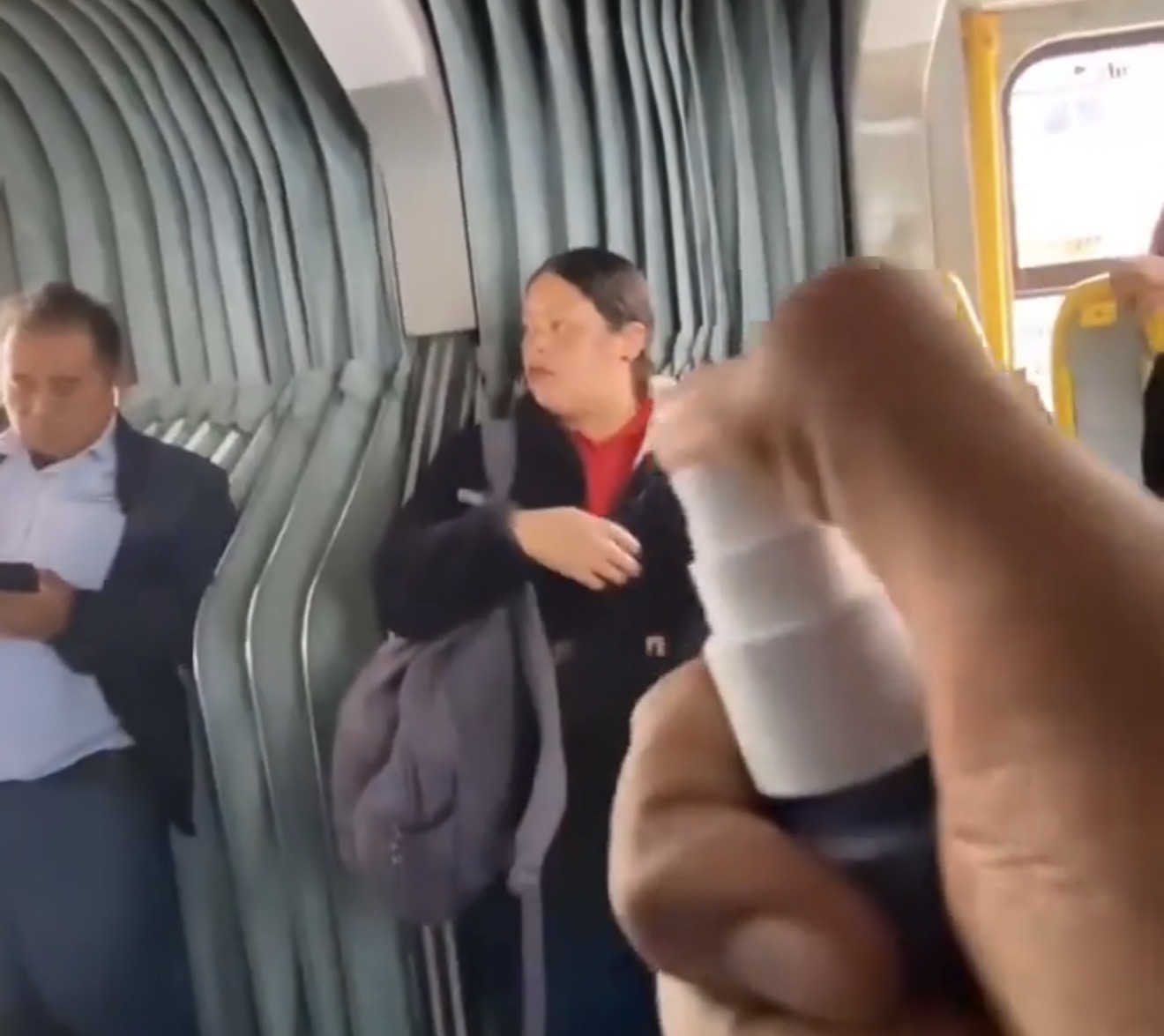 Denuncian a creador de contenido por rociar químicos de mal olor en buses de TransMilenio