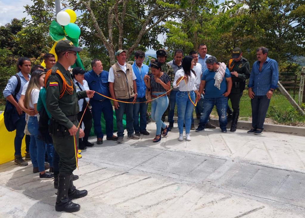 En la entrega de la placa huella participaron diferentes entidades y miembros de la comunidad.