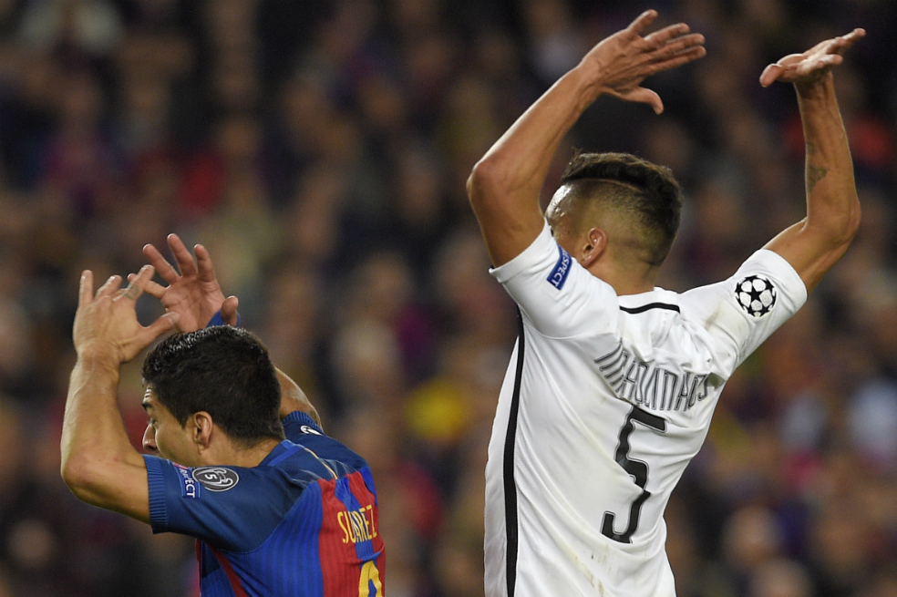 Momento en el que el uruguayo Luis Suárez, de Barcelona, se tira ante el mínimo contacto de Marquinhos, defensor de París Saint Germain. / AFP