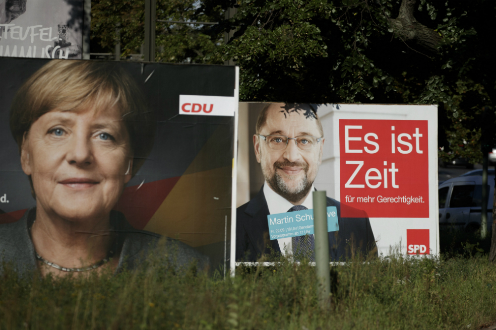 Una valla de Ángela Merkel de la Unión Demócrata Cristiana y Martin Schulz por el partido Socialdemócrata Alemán. / AFP