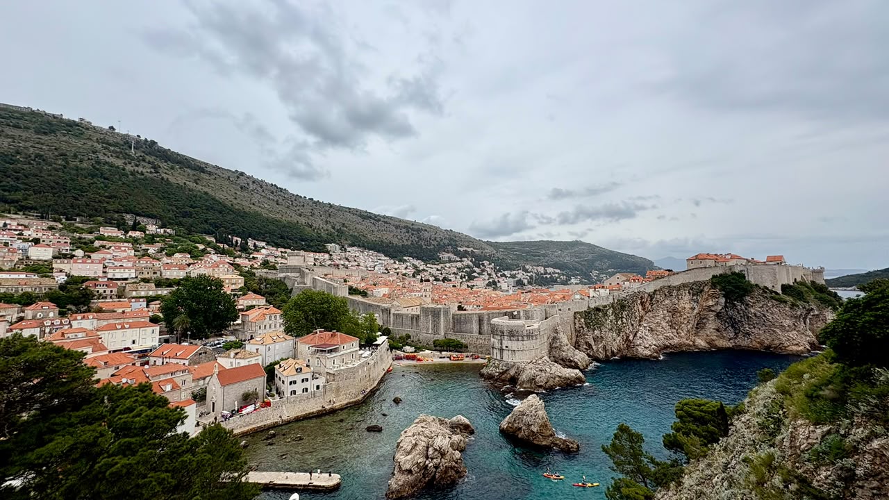 Las murallas de Dubrovnik rodean la ciudad vieja y son una de las postales más reconocidas de Croacia.