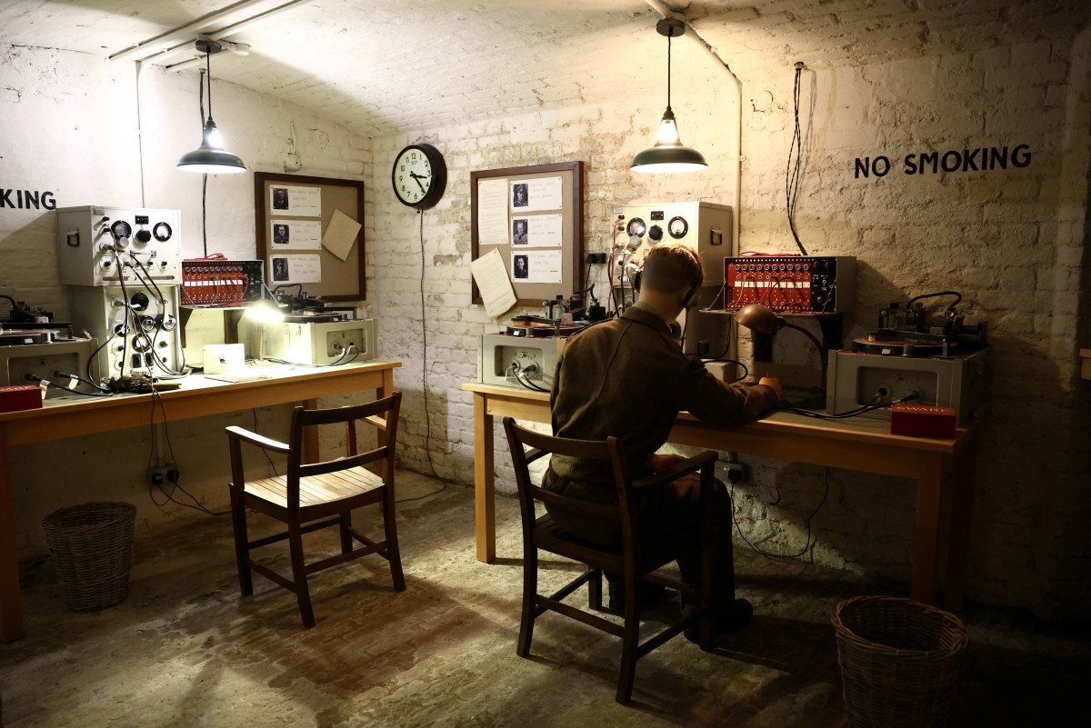 The 'Miked' or "M" room, a secret World War II British intelligence listening facility, is pictured inside the new Trent Park Museum, after its recent opening in Enfield, north London, on July 29, 2026. During World War II, Trent Park, a country house north of London, was turned into a camp for high-ranking German prisoners of war. Now it has become a museum called Trent Park House of Secrets, which highlights the role of the team of German speakers, most of them Jewish refugees, who transcribed titbits from the prisoners' bugged conversations. (Photo by Henry NICHOLLS / AFP) / TO GO WITH Britain-museum-history-espionage-Germany,FOCUS by Anna MALPAS
