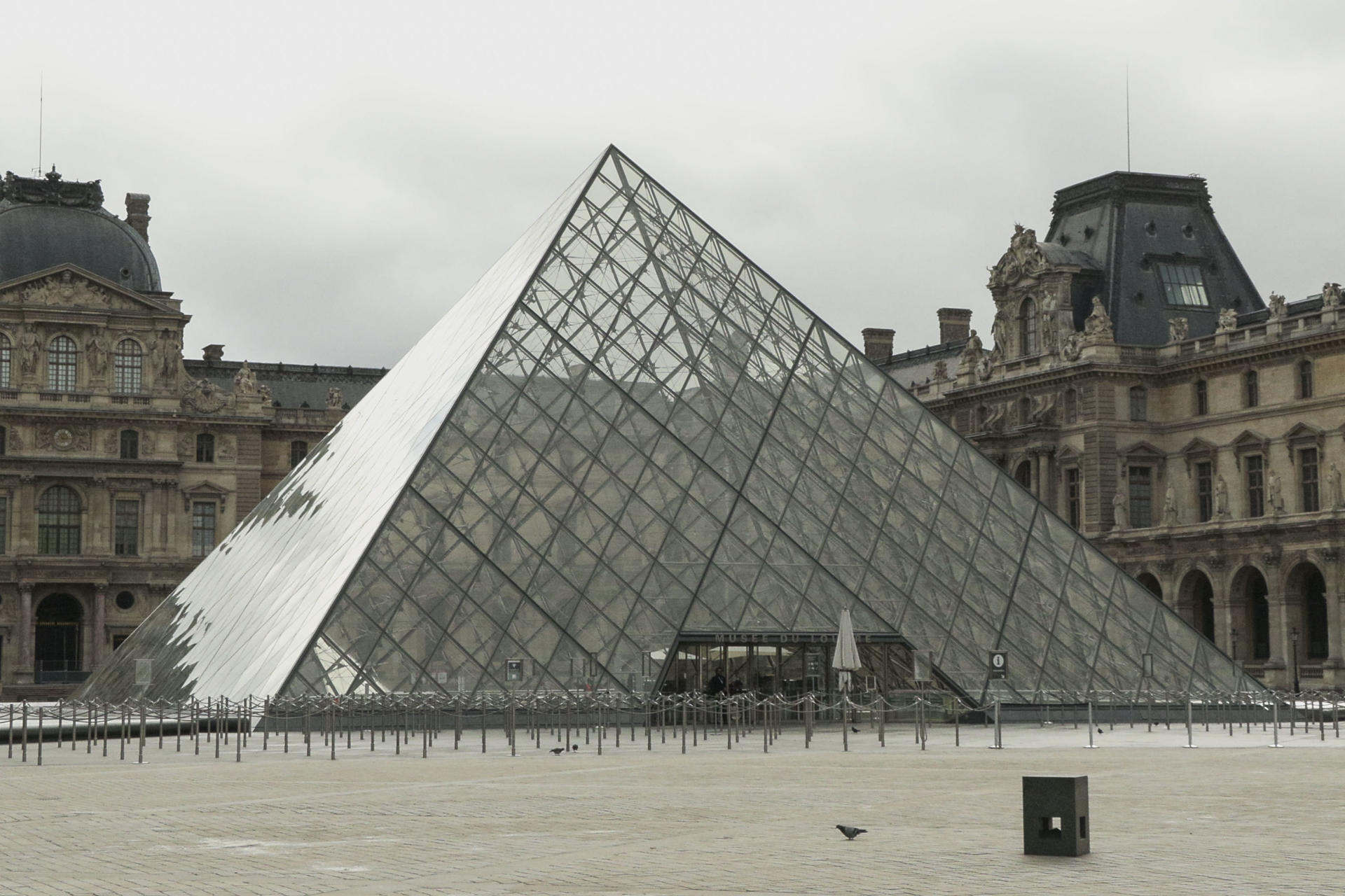 PARÍS, 20/10/2025.- El Museo del Louvre va a permanecer finalmente cerrado al público este lunes después del espectacular robo de joyas de la colección de la corona francesa que sufrió el domingo por la mañana. La decisión del cierre, confirmada a EFE por una portavoz del museo, se ha tomado en el último momento, después de que los visitantes hayan podido acceder desde la entrada de la pirámide a las 9.00 de la mañana, la hora habitual de apertura.EFE/ Edgar Sapiña Manchado