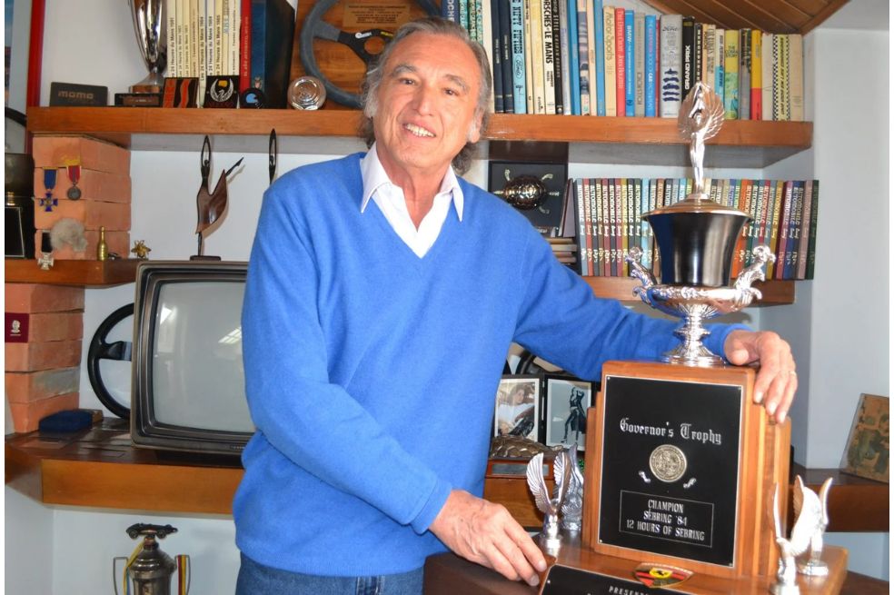 Mauricio de Narváez con el trofeo de las 12 Horas de Sebring.