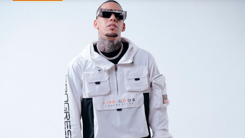 Su talento lo llevó a firmar con el sello Glad Empire y la disquera Los Terrícolas, Inc., desde donde lanzó temas que consolidaron su identidad como voz de la calle.