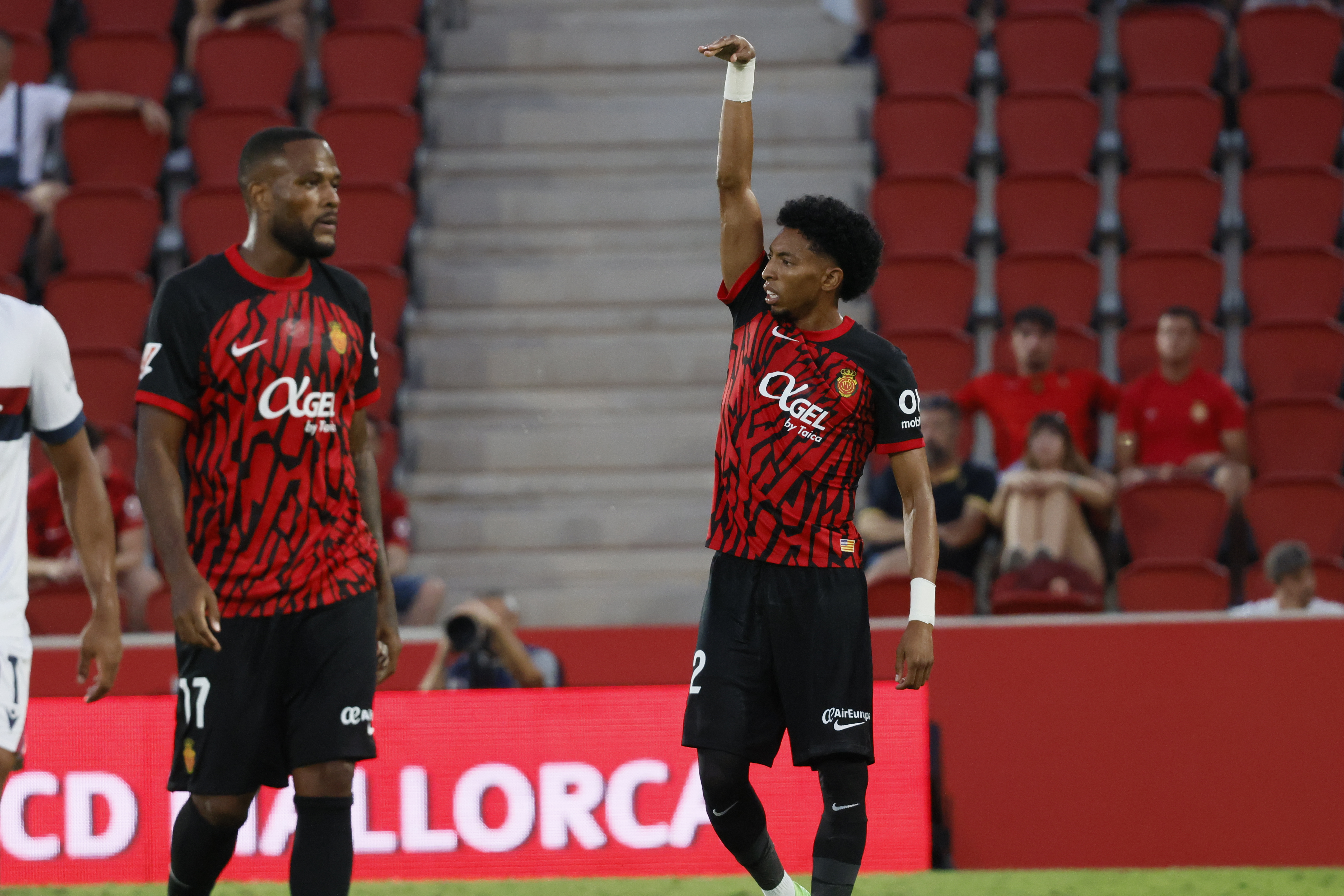 PALMA DE MALLORCA, 10/08/2024.- El defensa colombiano del RCD Mallorca Johan Mojica (d) durante el partido del Trofeo Ciudad de Palma que RCD Mallorca y Bolonia FC disputan hoy sábado en el estadio de Son Moix, en Palma.- EFE/CATI CLADERA