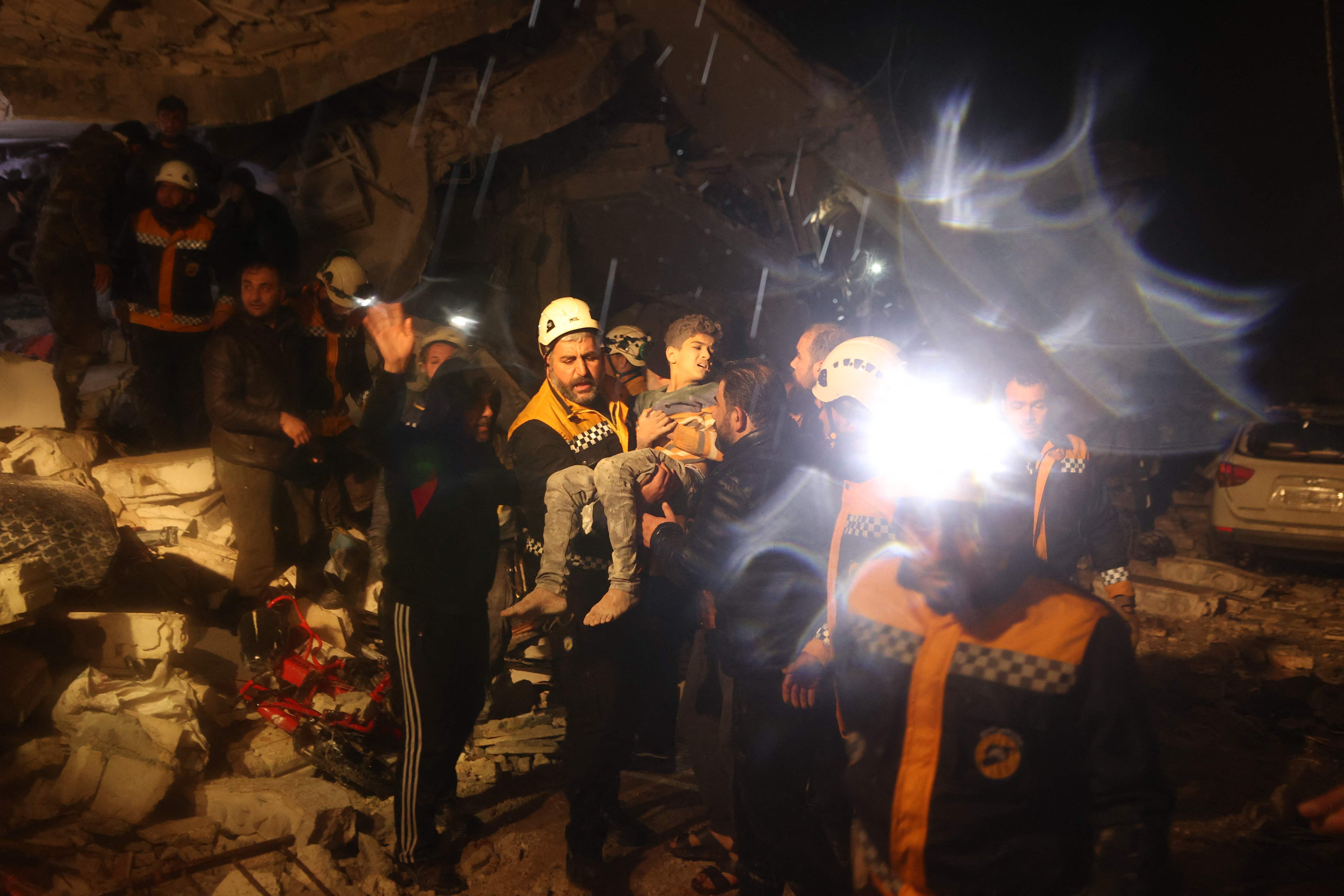 En fotos: continúa el dramático rescate de las víctimas del terremoto en Siria