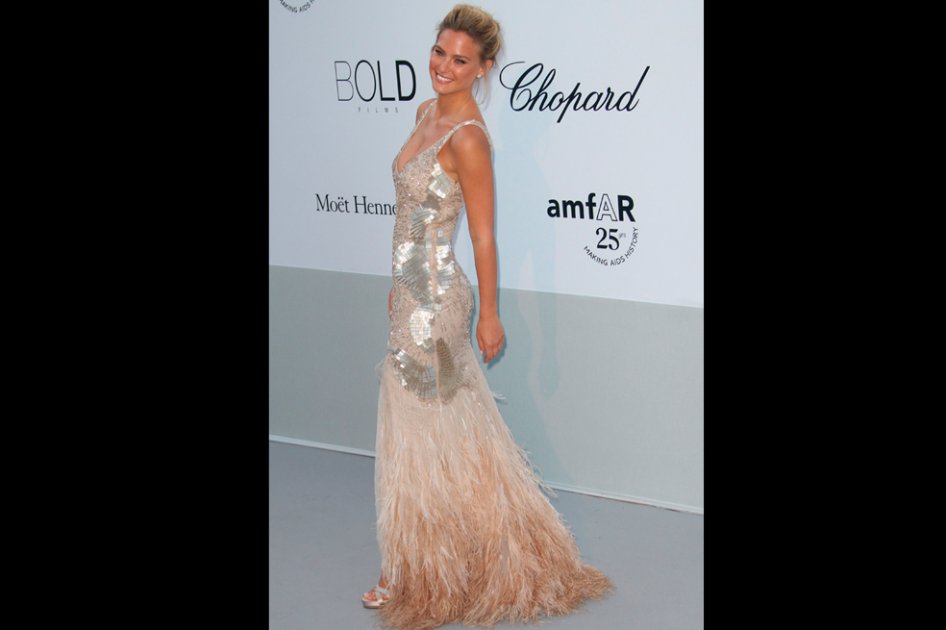 Bar Refaeli dice estar orgullosa de ser una modelo con curvas