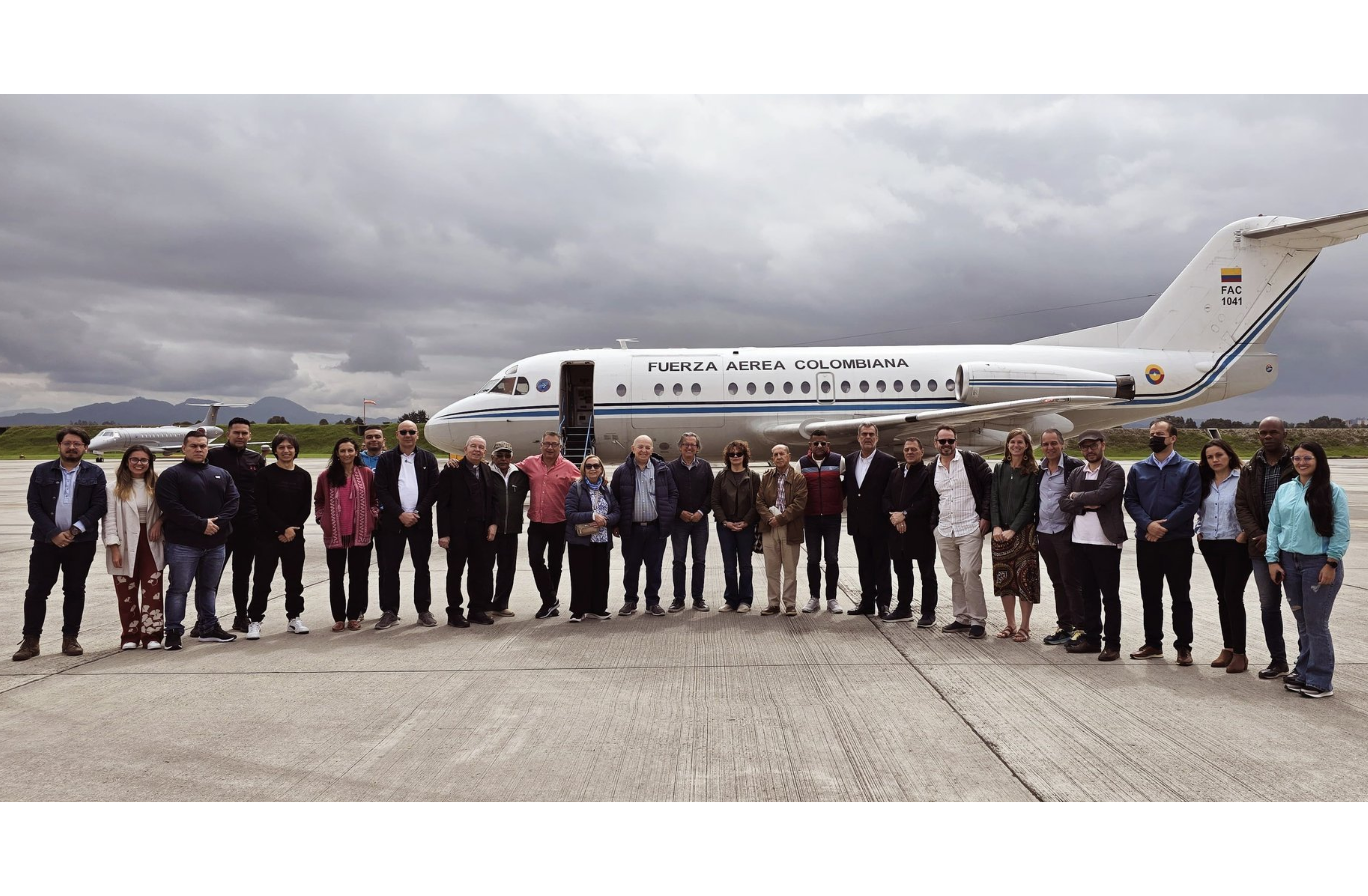 La delegación del gobierno en el viaje a Caracas, donde se instalará la mesa de diálogo con la Segunda Marquetalia. / Consejería Comisionada de Paz.