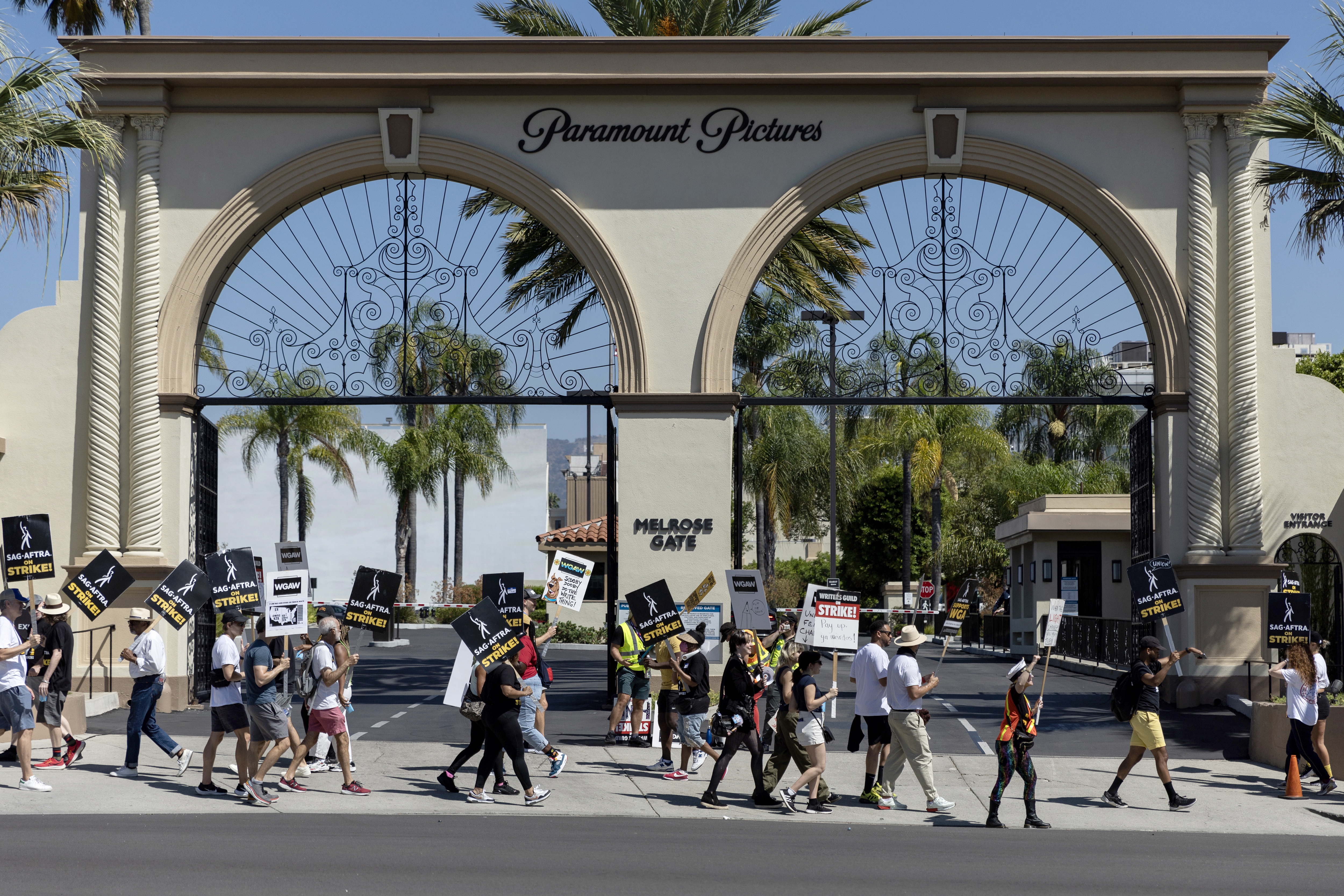 Huelgas de Hollywood: una lucha diaria y desigual de guionistas y actores