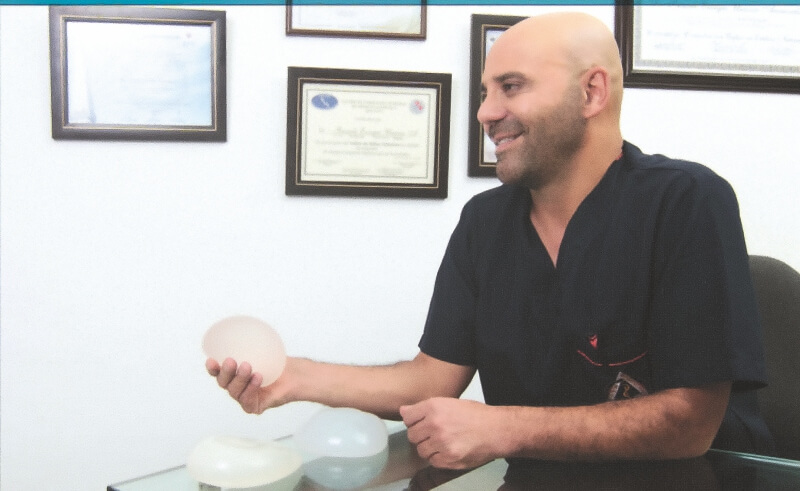 El doctor Ricardo Urazán dice ser médico de la Universidad Nacional y estar haciendo su residencia en cirugía plástica. / Tomada de ricardourazan.com/