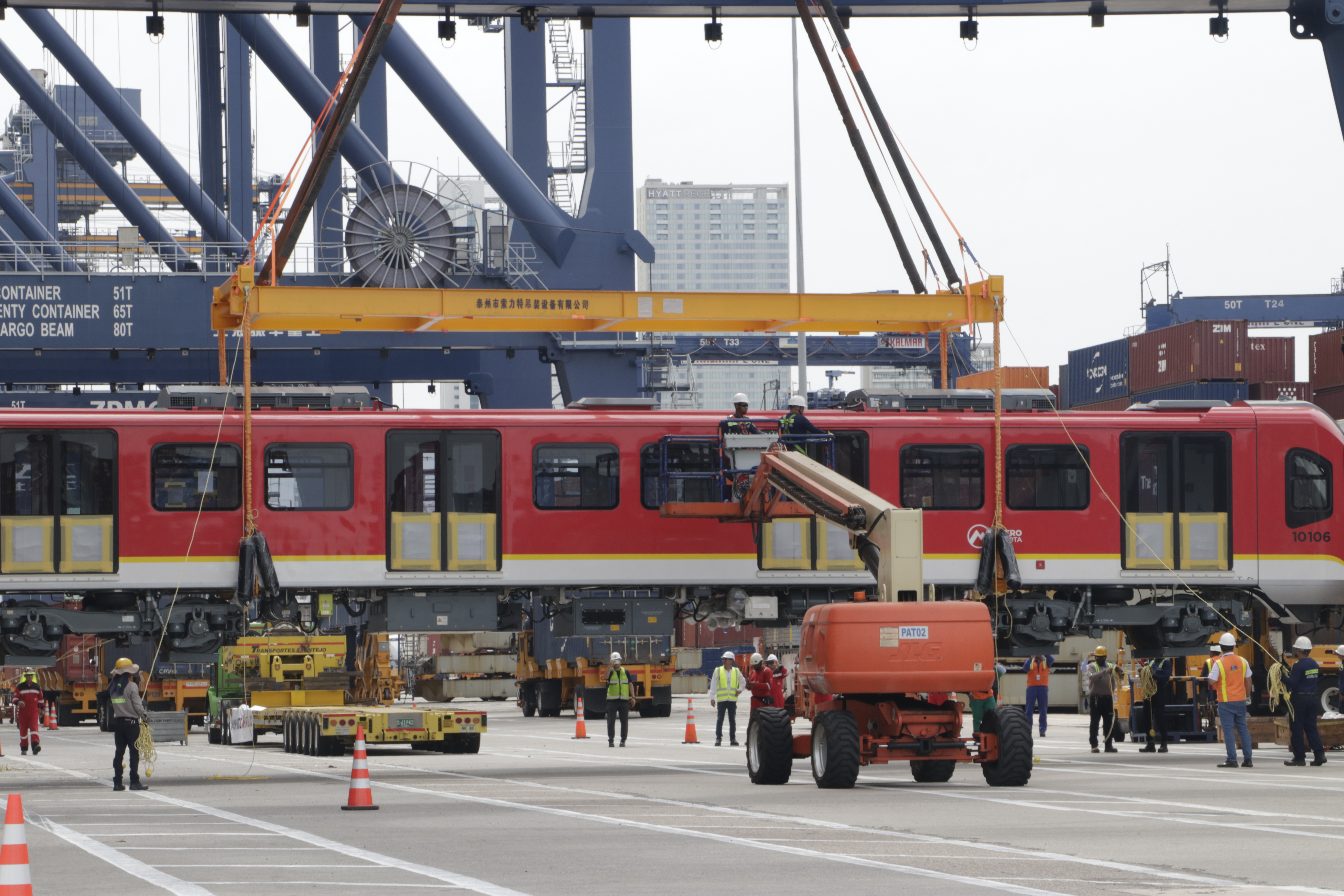 El carguero francés Everglade desembarca en el puerto de Cartagena los seis vagones del primer tren del metro de Bogotá.