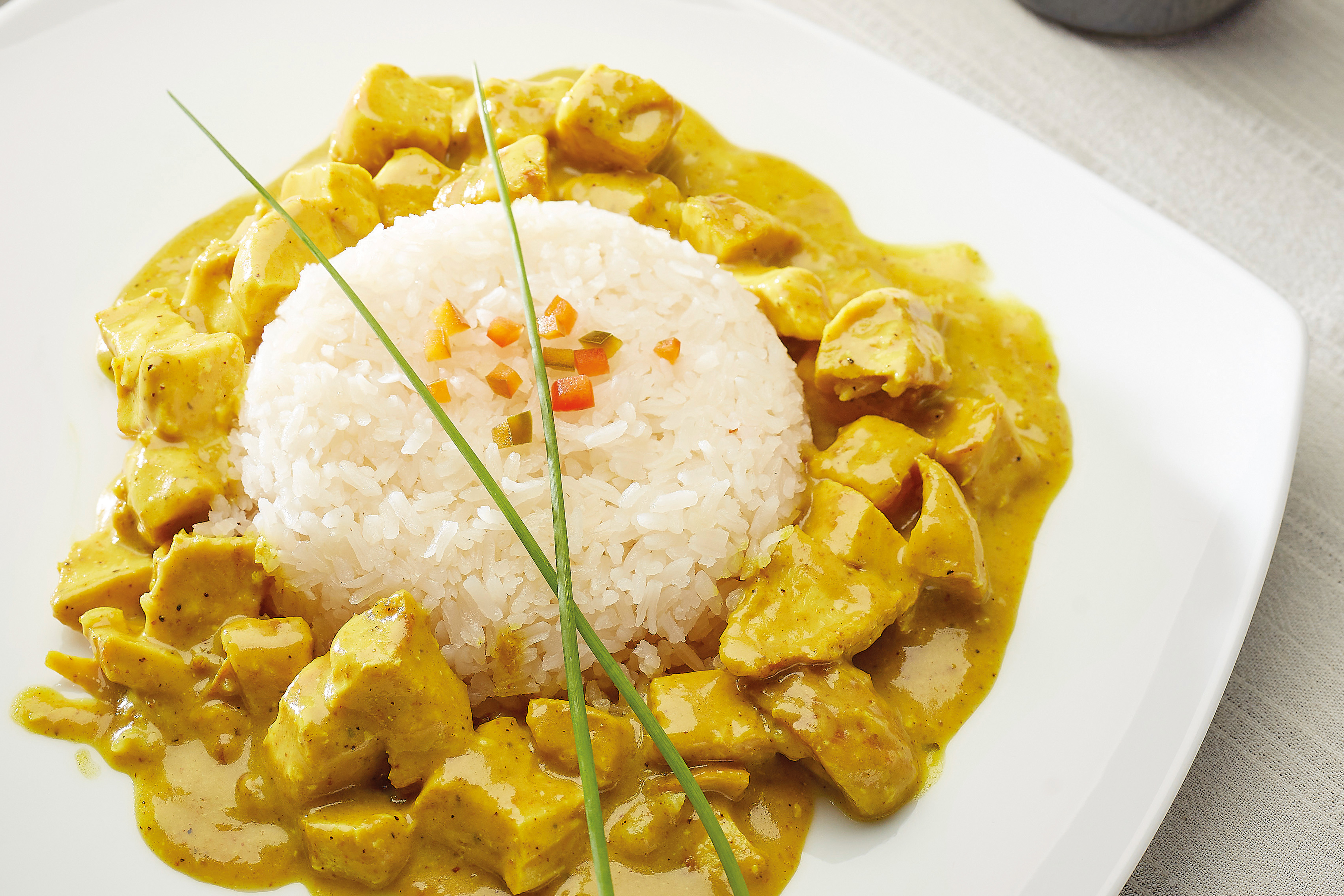Prepara un exquisito pollo al curry primavera