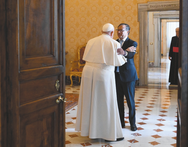 Petro anuncia impresión masiva de “Laudato Si” tras el funeral del papa Francisco