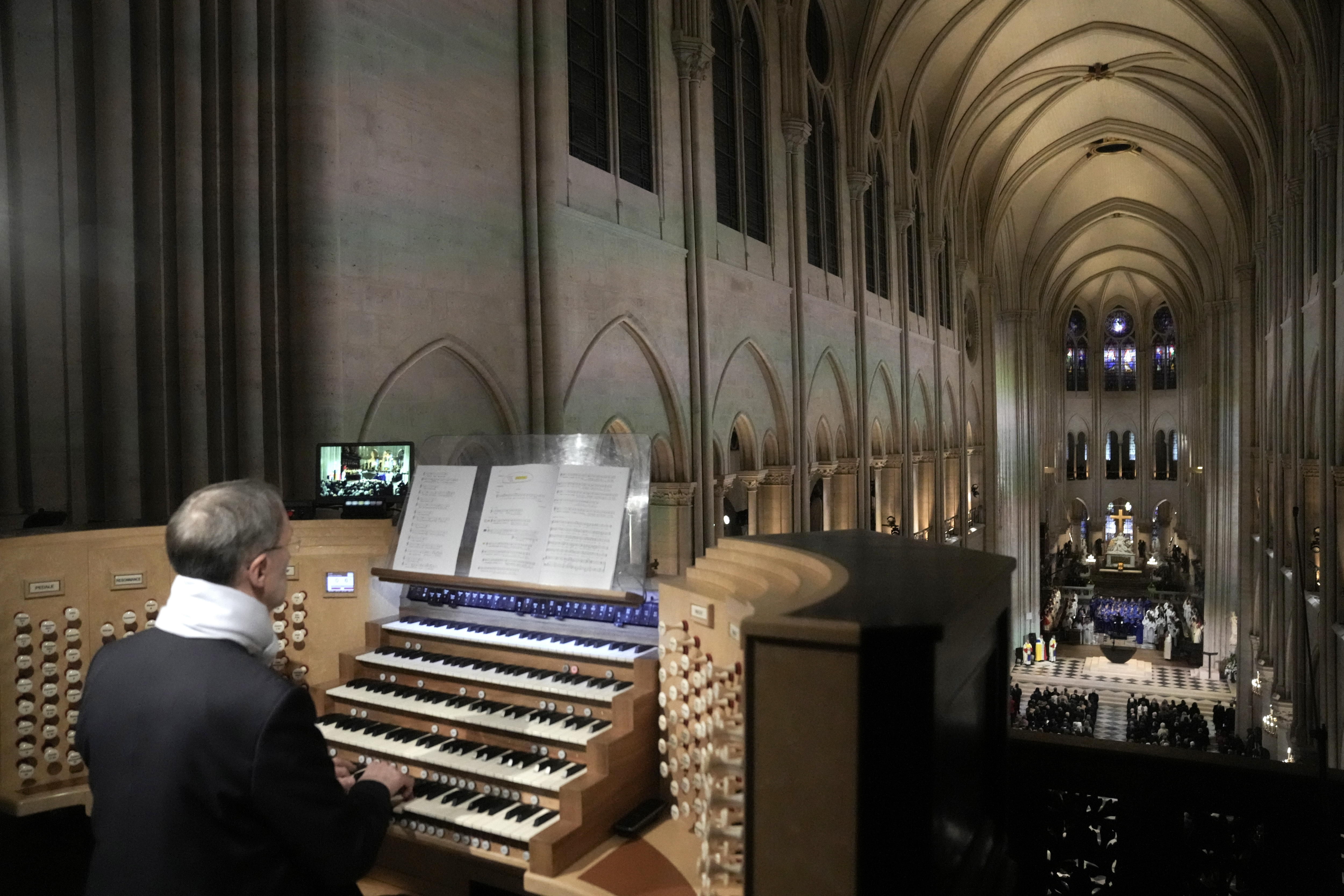 Paris (France), 07/12/2024.- A musician plays the organ inside the Notre Dame de Paris cathedral, during a ceremony marking its official reopening, in Paris, France, 07 December 2024. The Notre Dame de Paris Cathedral reopens on 07 December after nearly six years of renovation work following its destruction by a fire on 15 April 2019. (Francia) EFE/EPA/THIBAULT CAMUS / POOL MAXPPP OUT