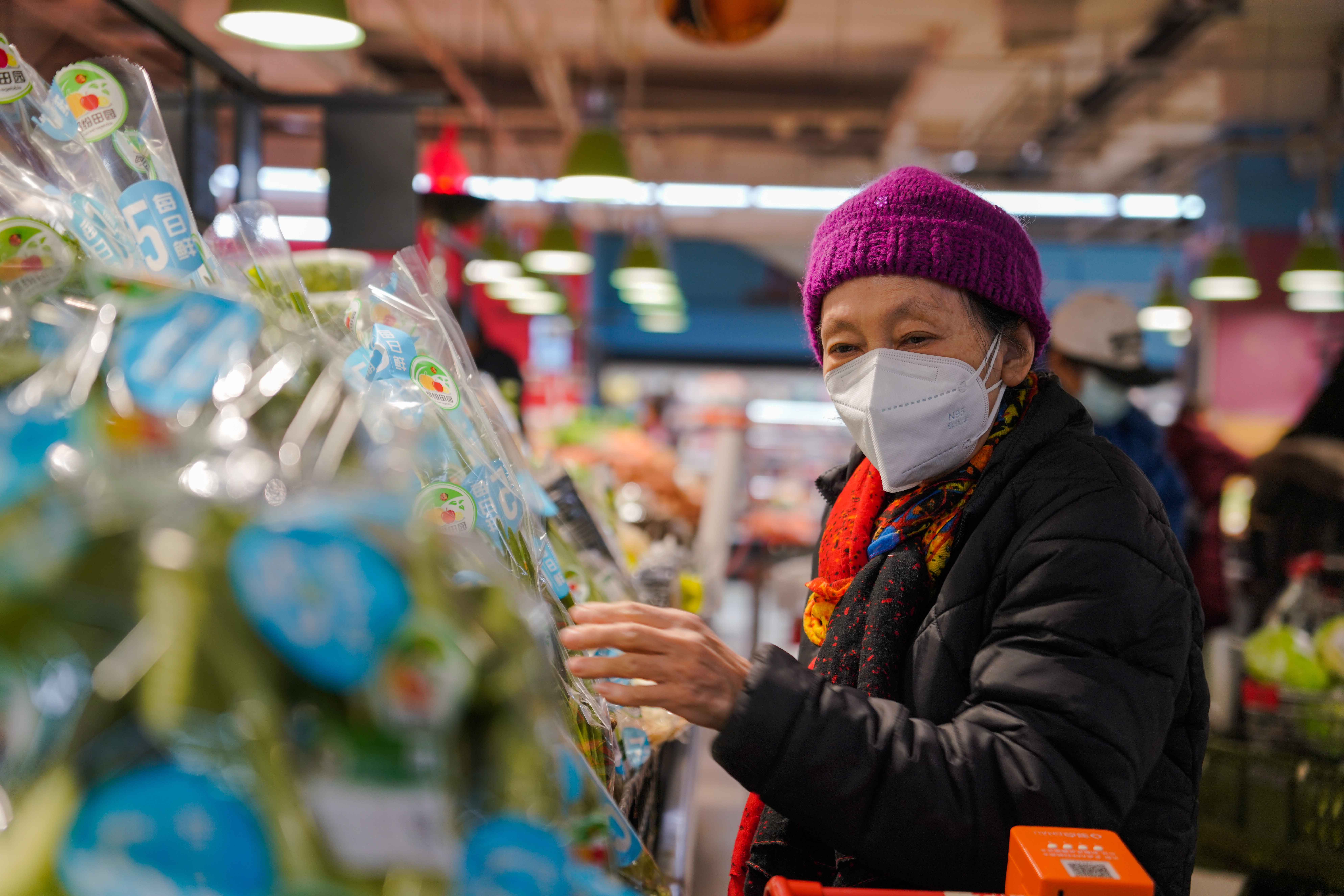 Beijing (China), 10/02/2023.- An elderly woman wearing a face mask buys vegetables at a market in Beijing, China, 10 February 2023. According to the report on 10 February by the National Bureau of Statistics, China's Consumer Price Index (CPI), which is a main gauge of inflation, rose to 2.1 percent in January 2023 from 1.8 percent in previous month, compared with market forecasts of 2.2 percent. This was the highest reading in three months, as prices of food rised and those of non-food gained further following the Lunar New Year and the lift of COVID-19 measures. EFE/EPA/WU HAO