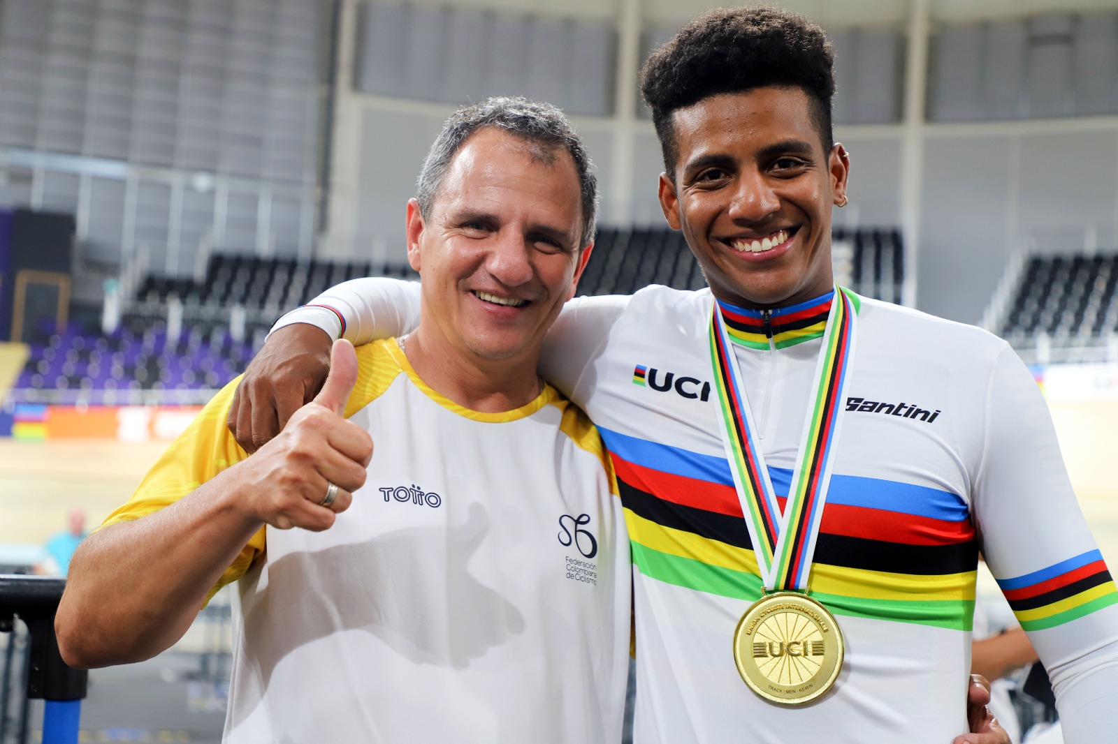 El entrenador de la selección de Colombia de pista, Jhon Jaime González, y Kevin Quintero, vigente campeón del mundo de keirin.