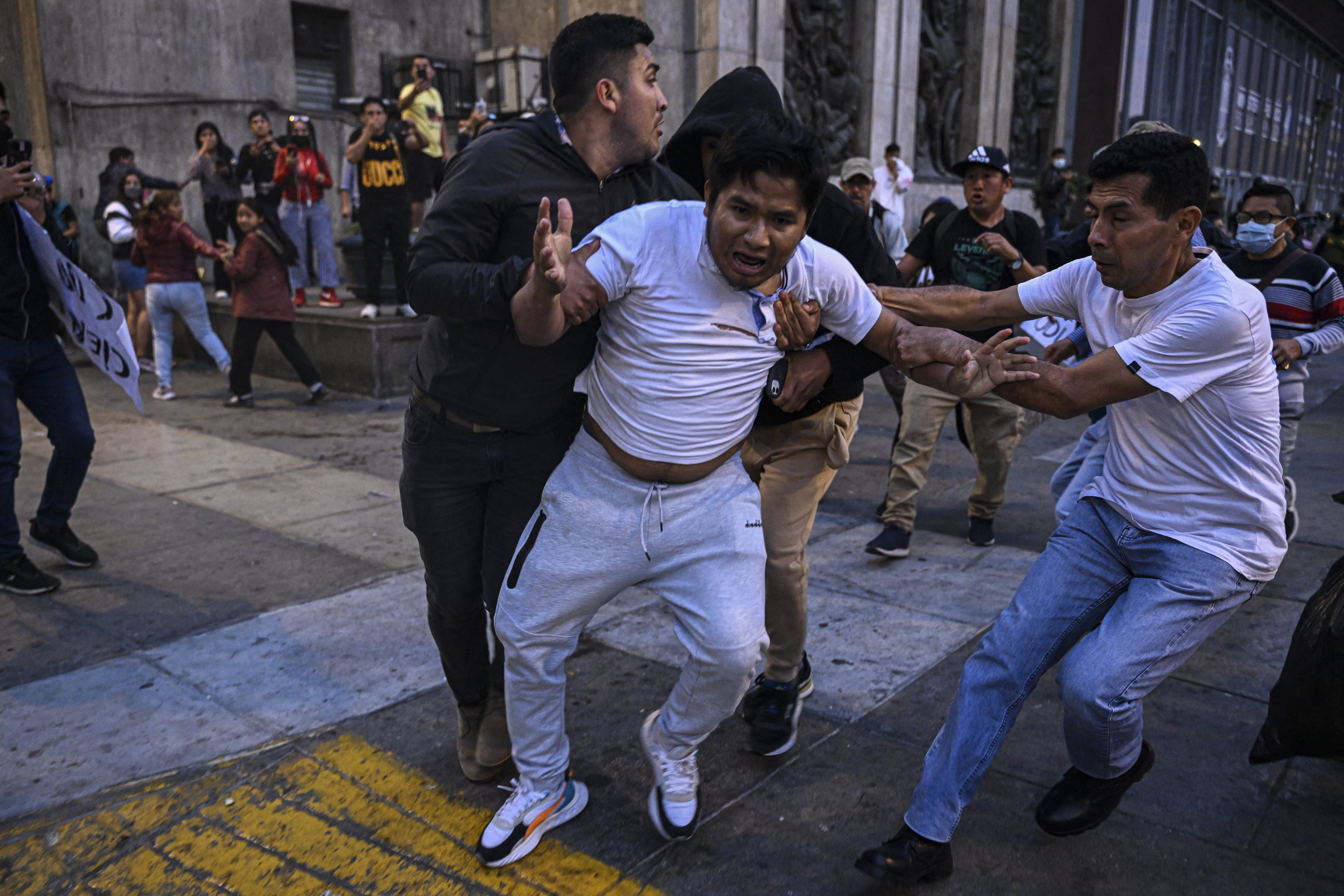 "Hago un llamado a las hermanas y hermanos que están saliendo en protesta para pedirles que nos calmemos", señaló tras violentos enfrentamientos entre manifestantes pro Castillo y la policía el jueves de noche en Lima.