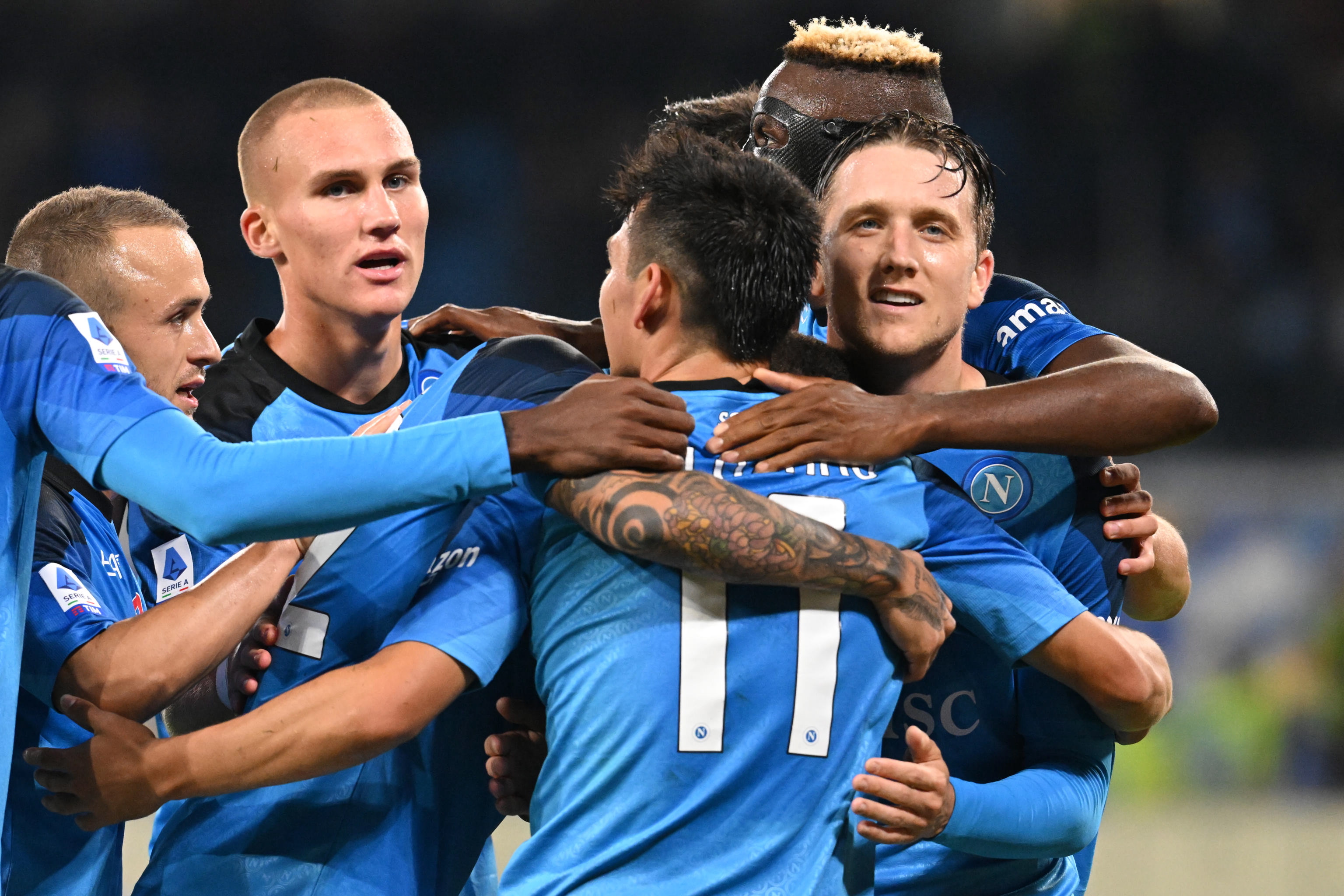 Napoli (Italy), 08/11/2022.- Napoli's midfielder Piotr Zielinski celebrates with his teammate after scoring the 2-0 goal during the Italian Serie A soccer match between SSC Napoli and Empoli FC, in Naples, Italy, 08 November 2022. (Italia, Nápoles) EFE/EPA/CIRO FUSCO