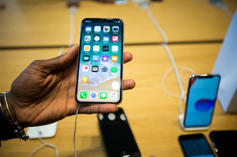 El iPhone X fue el primer smartphone de la marca en eliminar el botón de encendido central de la pantalla principal para darle paso al Face ID.