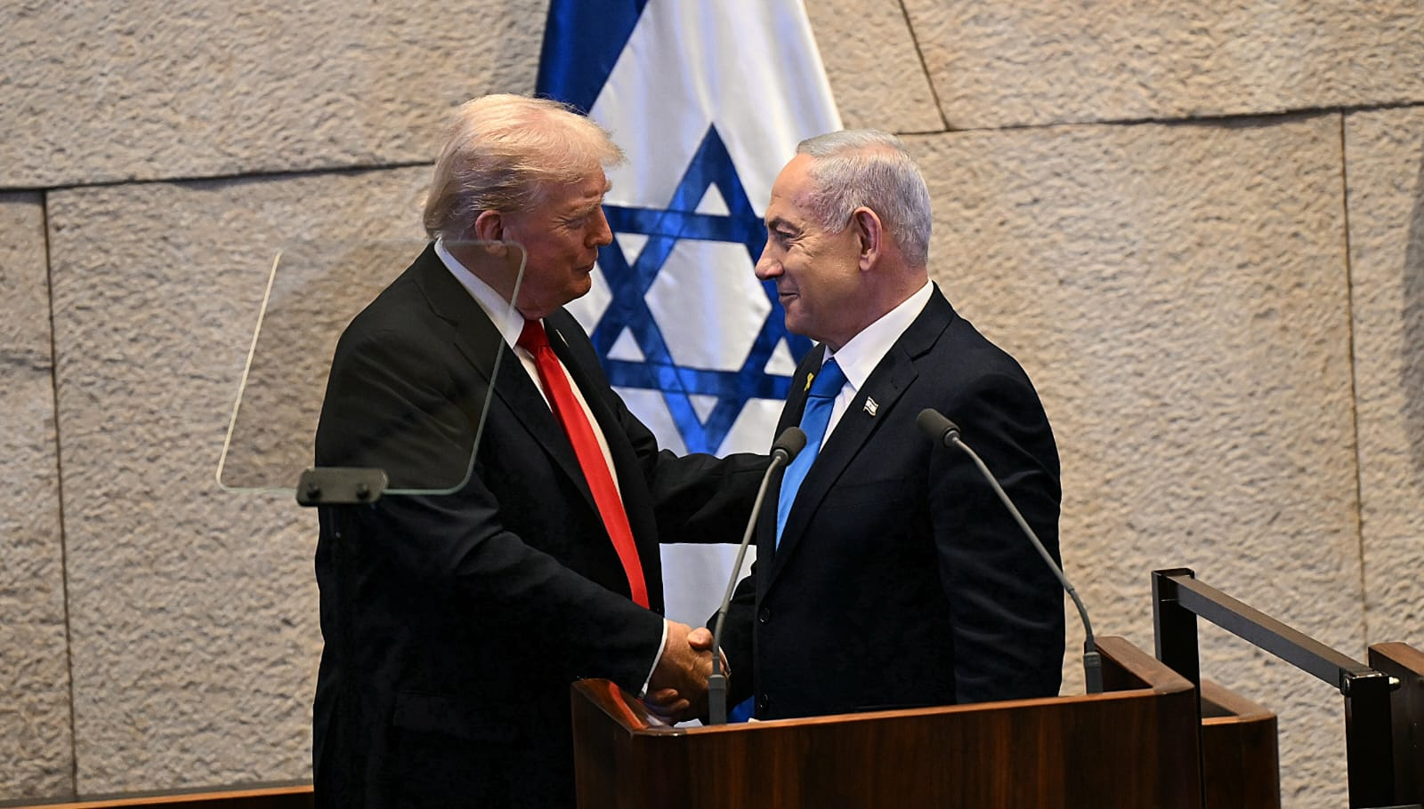 FOTODELDIA JERUSALÉN (ISRAEL), 13/10/2025.- El presidente de Estados Unidos, Donald Trump (i), y su homólogo israelí, Benjamín Netanyahu, este lunes en el Parlamento israelí (Knéset) en Jerusalén. Trump emprendió este lunes una visita relámpago a Israel para reunirse con familiares de los rehenes y dar un discurso en el Parlamento israelí (Knéset) antes de poner rumbo a Egipto, donde tendrá lugar la Cumbre de la Paz. EFE/ Oficina del primer ministro israelí / ***SOLO USO EDITORIAL/SOLO DISPONIBLE PARA ILUSTRAR LA NOTICIA QUE ACOMPAÑA (CRÉDITO OBLIGATORIO)***