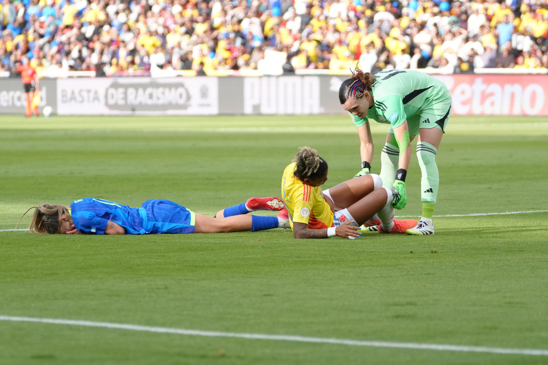AMDEP9532. QUITO (ECUADOR), 02/08/2025.- Jorelyn Carabalí (c) de Colombia se lamenta luego de chocar con Giovana Queiroz (i) de Brasil este sábado, en la final de la Copa América Femenina entre Colombia y Brasil en el estadio Rodrigo Paz Delgado en Quito (Ecuador). EFE/ Vicente Costales
