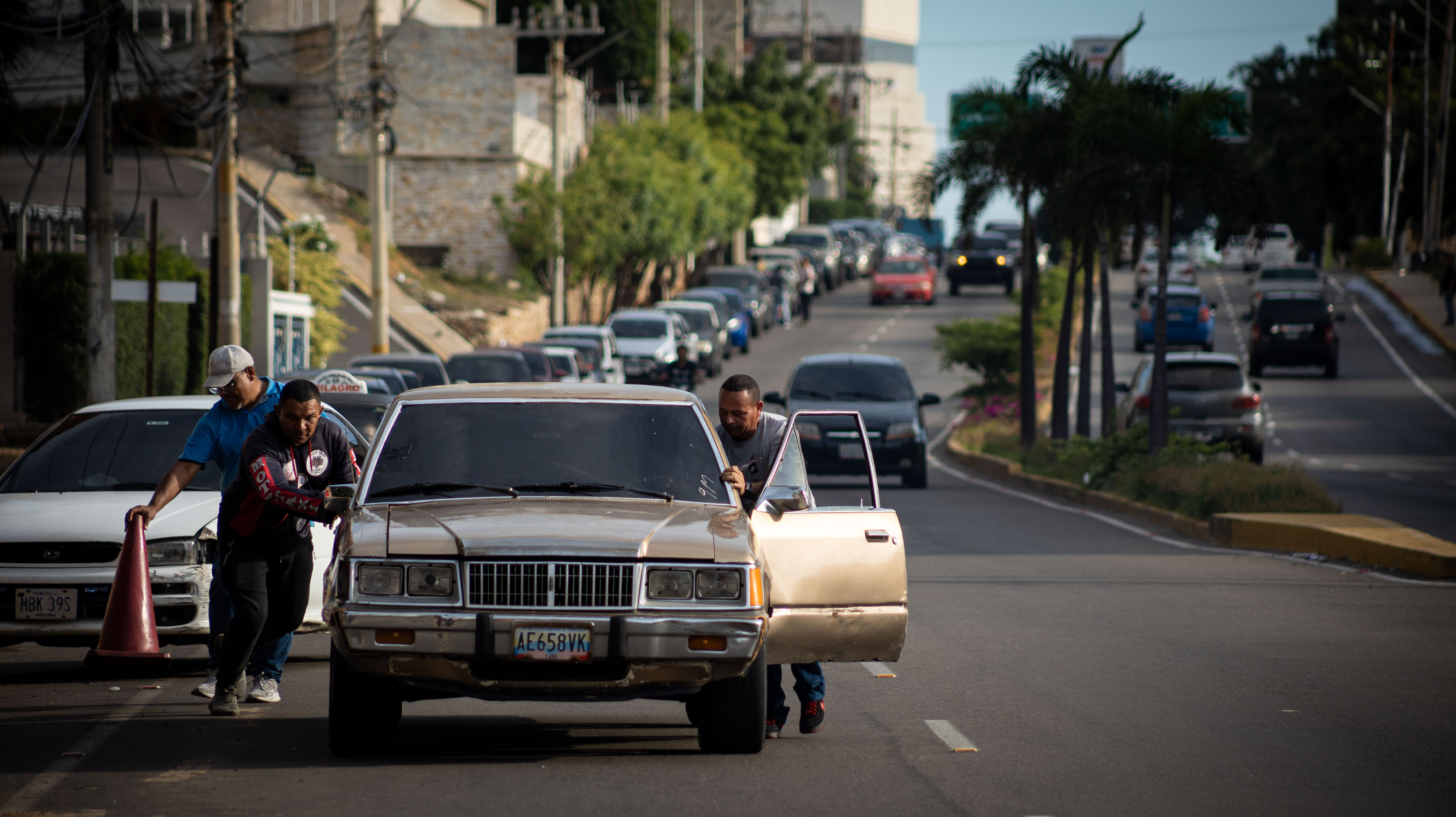 Grandes petroleras ayudan a aliviar escasez de combustible en Venezuela
