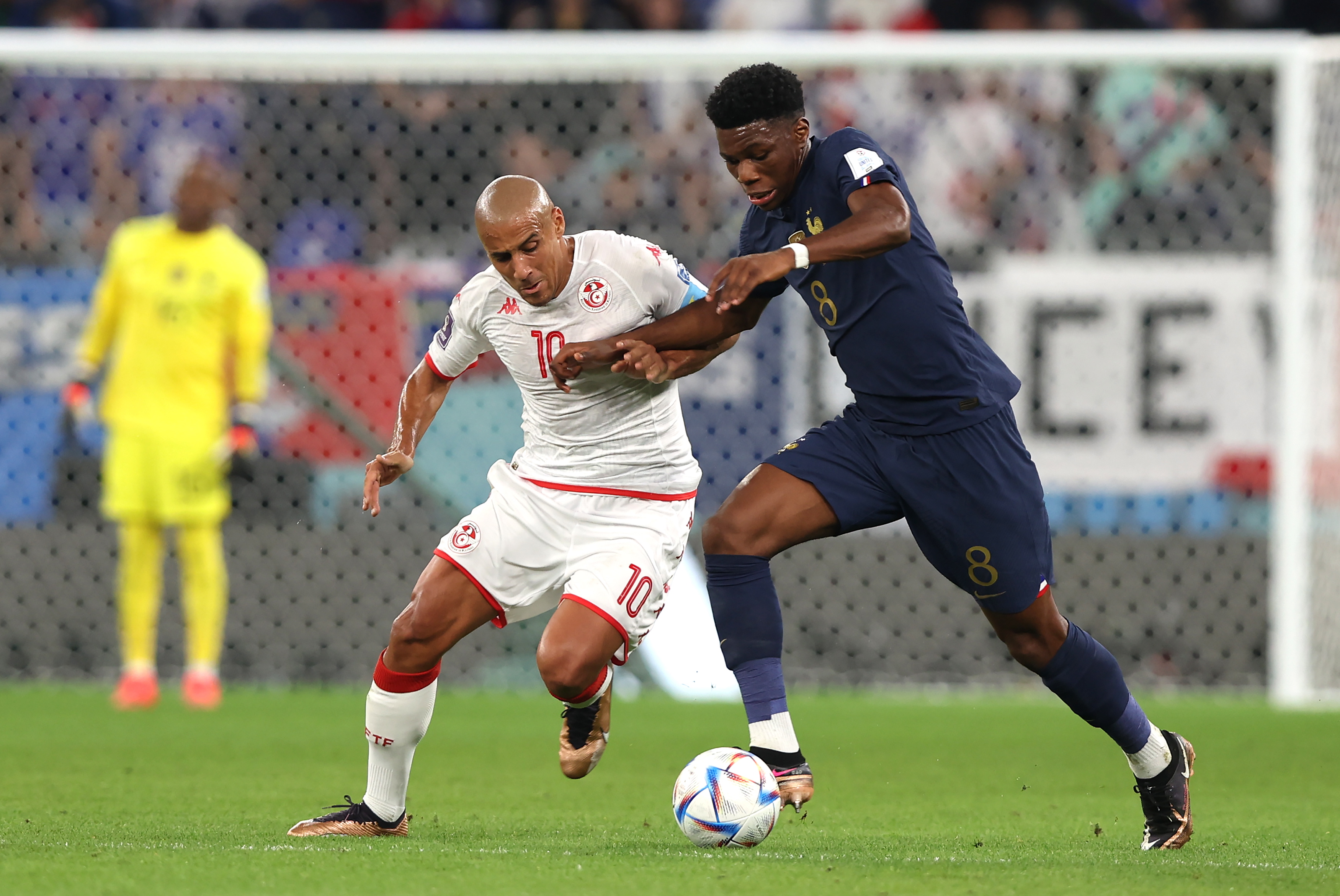 Doha (Qatar), 30/11/2022.- Aurelien Tchouameni (R) of France in action against Wahbi Khazri of Tunisia during the FIFA World Cup 2022 group D soccer match between Tunisia and France at Education City Stadium in Doha, Qatar, 30 November 2022. (Mundial de Fútbol, Francia, Túnez, Túnez, Catar) EFE/EPA/Tolga Bozoglu