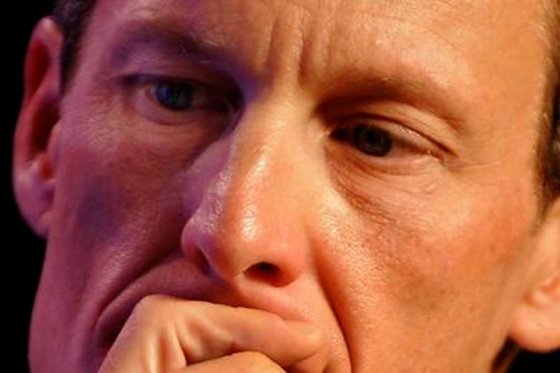 Lance Armstrong borra en su Twitter toda referencia a sus siete Tours