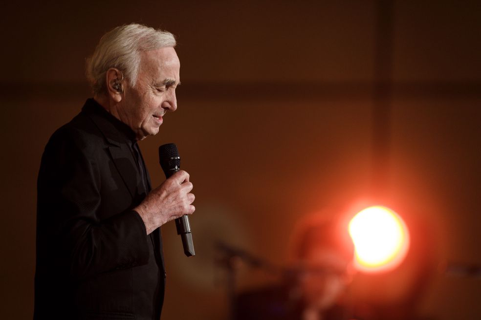 Charles Aznavour, a quienes algunos apodaban el Frank Sinatra francés, tenía su agenda copada hasta el próximo año. / AFP