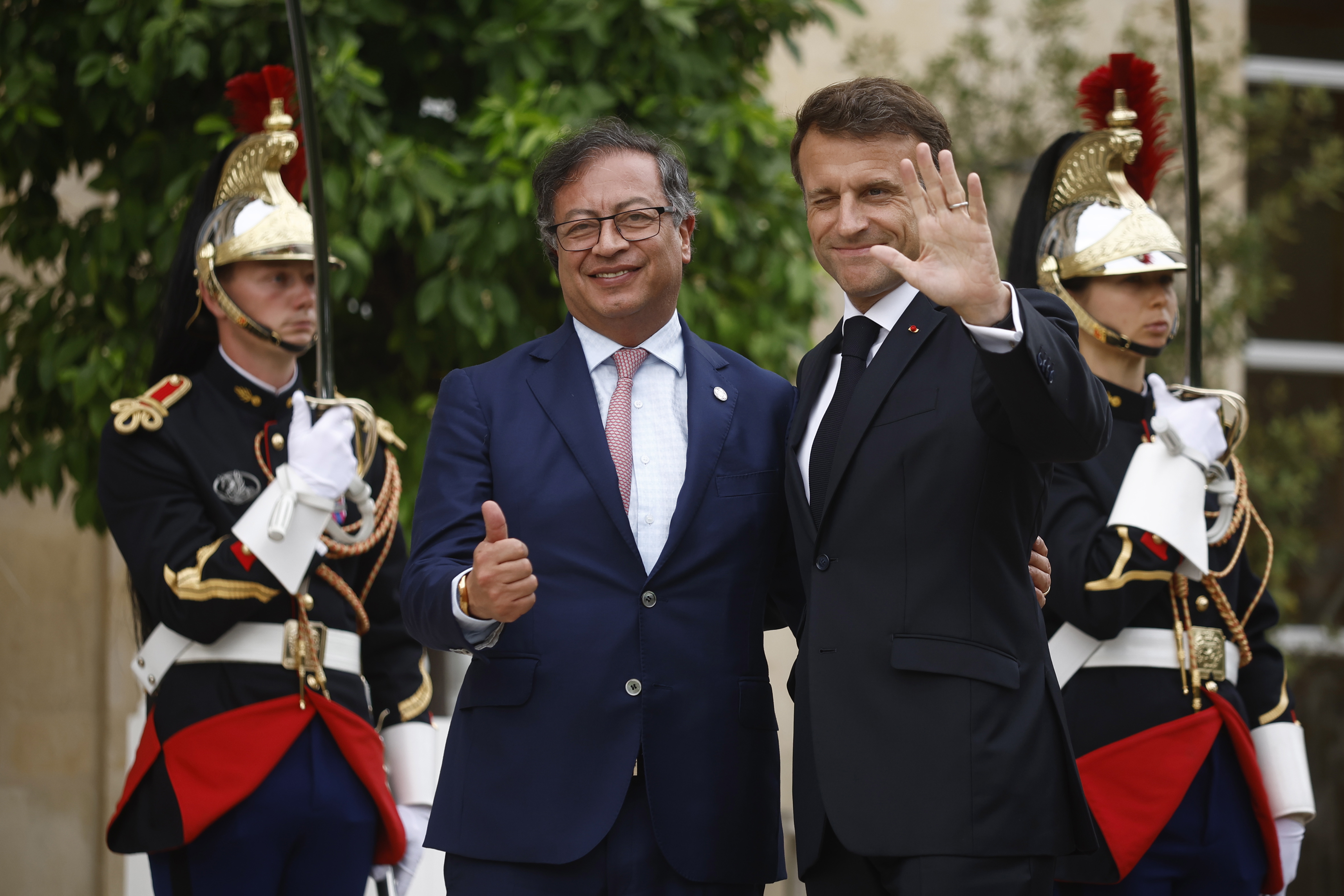 Paris (France), 22/06/2023.- French President Emmanuel Macron (R) greets Colombian President Gustavo Petro (L) upon his arrival at the Elysee Palace, on the sidelines of the New Global Financial Pact Summit in Paris, France, 22 June 2023. World leaders, heads of international organizations and activists are gathering in Paris for a two-day summit aimed at seeking better responses to tackle poverty and climate change issues by reshaping the global financial system. (Francia) EFE/EPA/YOAN VALAT