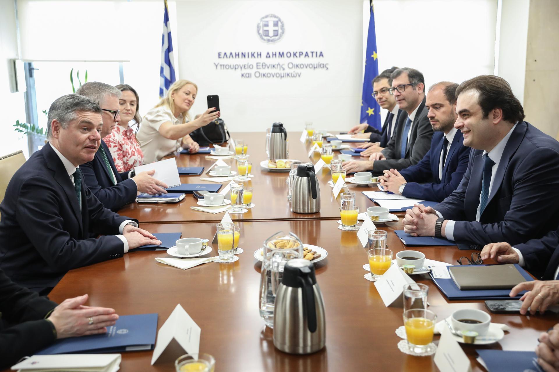 ATHENS (Greece), 16/04/2025.- Greek Minister of Economy and Finance Kyriakos Pierrakakis (R) talks with the President of the Eurogroup Paschal Donohoe (L) during their meeting at the Ministry of Economy and Finance in Athens, Greece, 16 April 2025. Donohoe is traveling to Cyprus and Greece for a series of meetings with national authorities to discuss recent macroeconomic developments and Eurogroup priorities, including the digital euro and the Savings and Investments Union. (Chipre, Grecia, Atenas) EFE/EPA/GEORGE VITSARAS