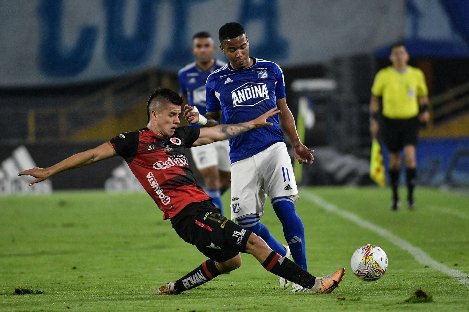 Beckham David Castro -en la disputa de un balón con Santiago Guzmán del Cúcuta- brindó una asistencia en el duelo de ida de las semifinales de la Copa BetPlay.