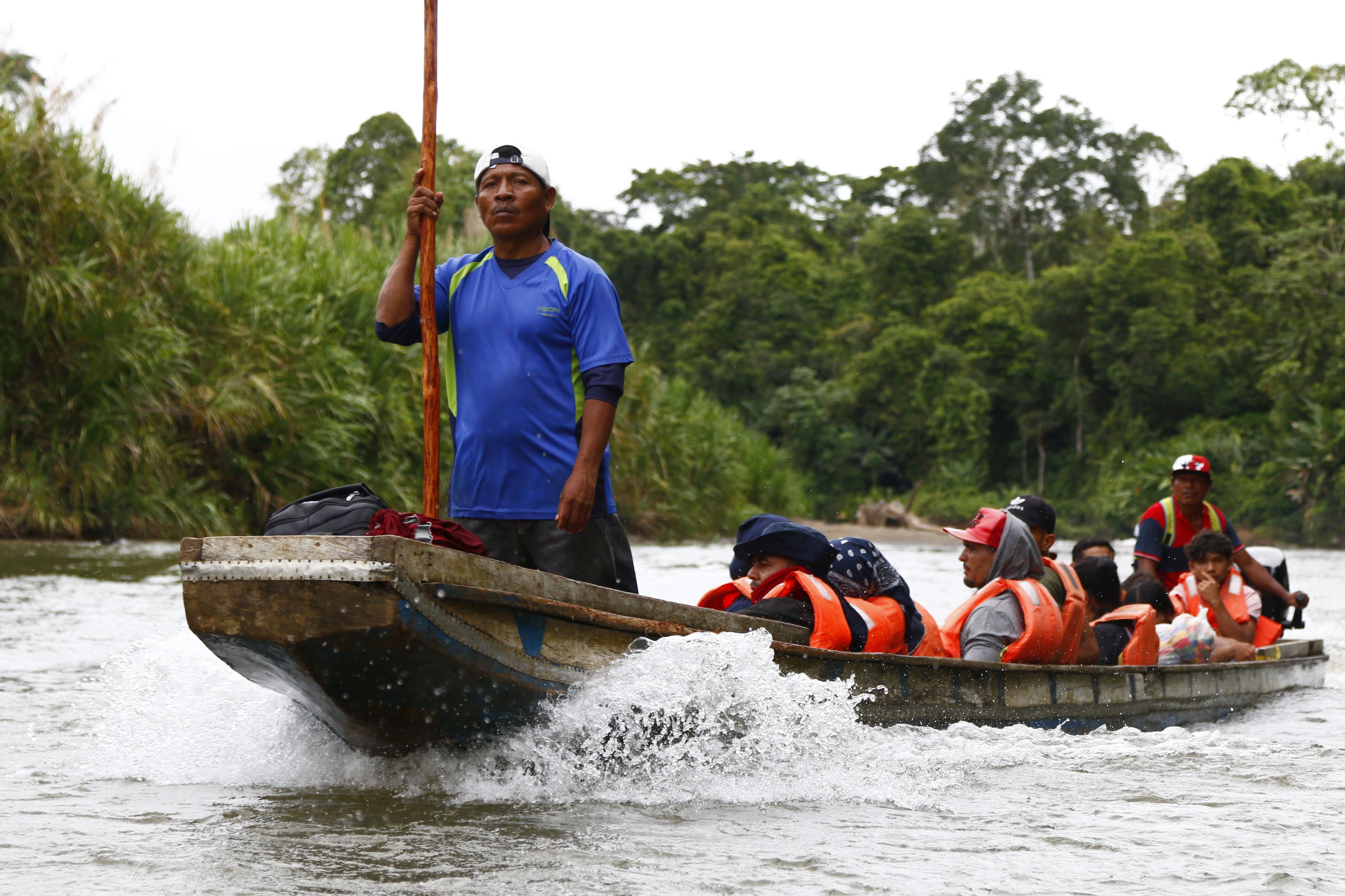 ACOMPAÑA CRONICA: PANAMÁ CRISIS MIGRATORIA AME882. BAJO CHIQUITO (PANAMÁ), 25/10/2024.- Fotografía del 8 de octubre de 2024 de migrantes transportándose en una lancha por el rio Turquesa desde el pueblo de Bajo Chiquito al centro de recepción migratoria de Lajas Blancas (Panamá). Fracturas, falta de agua, alimento. Una lesión o la escasez de víveres puede suponer la muerte en la selva del Darién, la frontera natural entre Colombia y Panamá que atraviesan a diario cientos de migrantes, al impedir el duro avance por acantilados, trochas y ríos. Algunos mueren, otros consiguen sobrevivir por la solidaridad de viajeros anónimos. EFE/ Moncho Torres