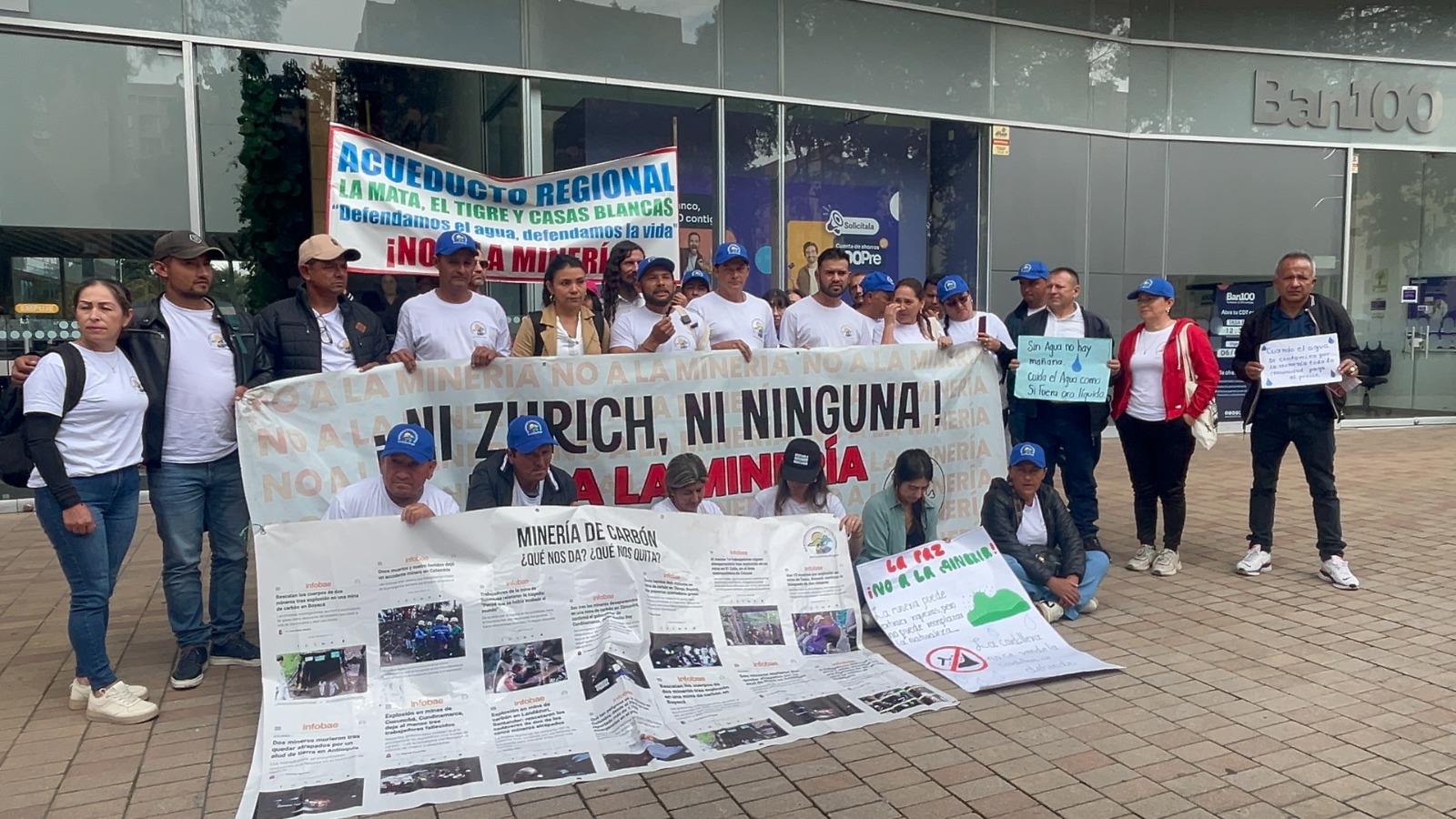 Plantón de los campesinos de La Paz frente a la oficina de la ANM en Bogotá.