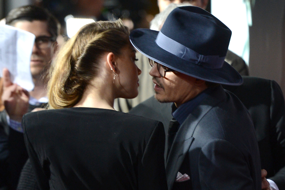 Johnny Depp y Amber Heard sellan su amor con un beso en la alfombra roja