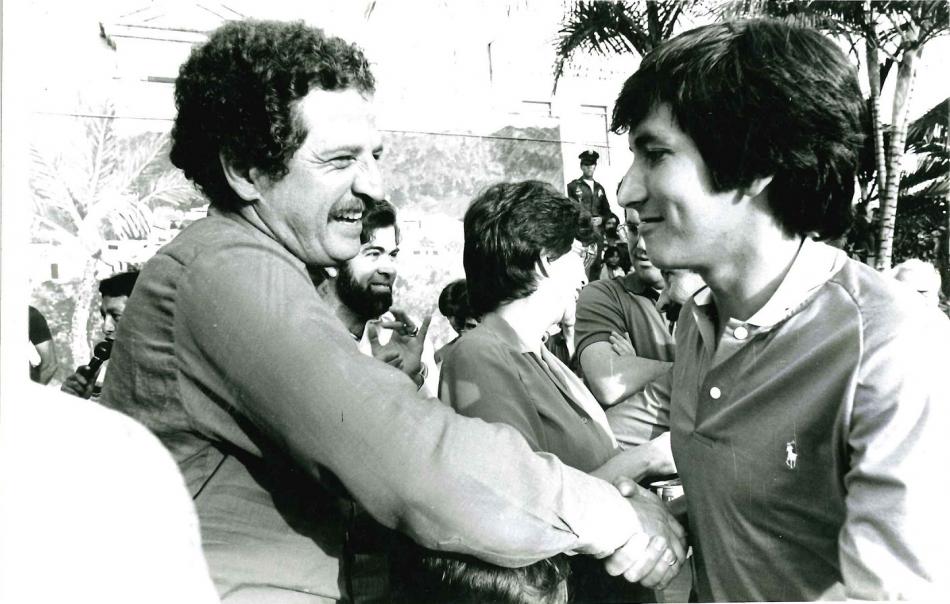Galán sonriente junto a sus amigos