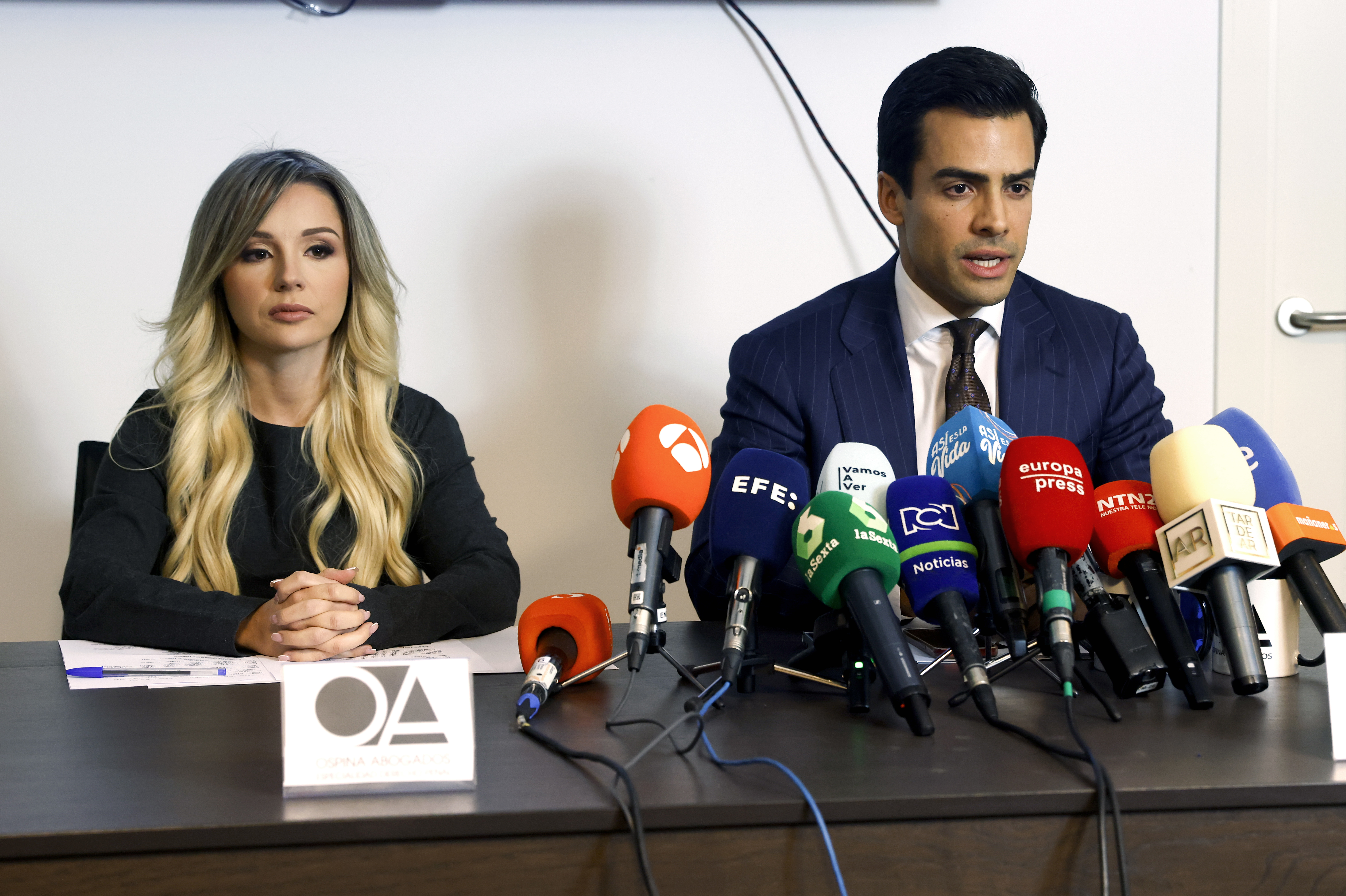 MADRID, 10/11/2023.- Los letrados Beatriz Uriarte (i) y Juan Gonzalo Ospina (d) ofrecen una rueda de prensa sobre el caso del asesinato de Edwin Arrieta en Tailandia y sobre la vista oral del próximo 13 de noviembre, este viernes en Madrid. EFE/ Aitor Martín