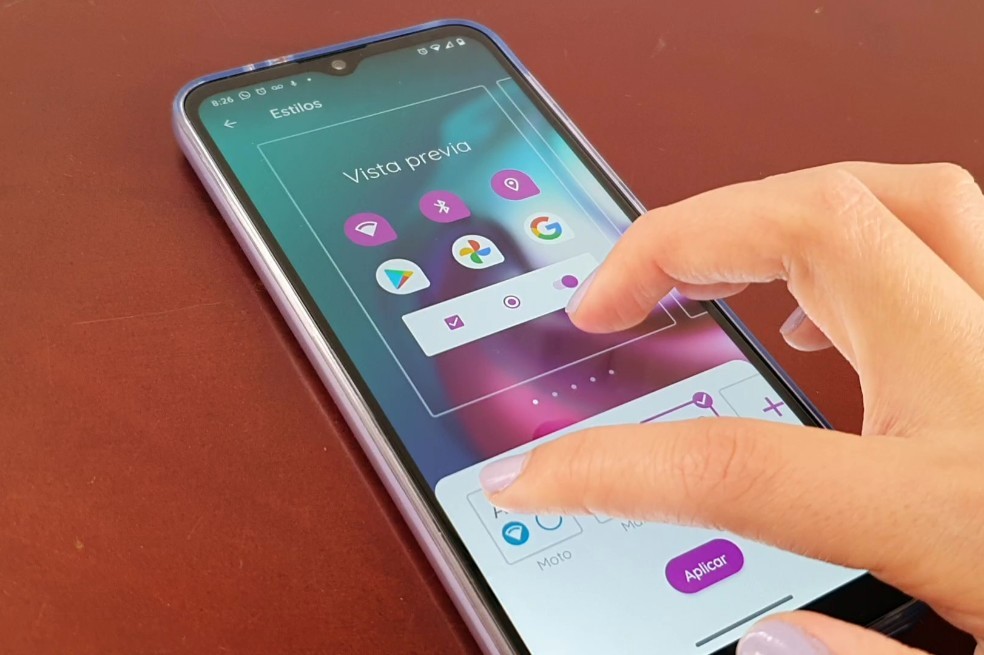 En el equipo se pueden hacer varias personalizaciones, como cambiar los colores de las apps y la letra y estilo de los widgets.