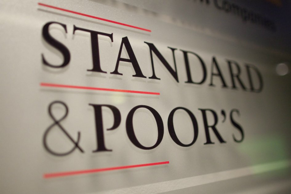 S&P pasa de estable a negativa calificación crediticia de Colombia